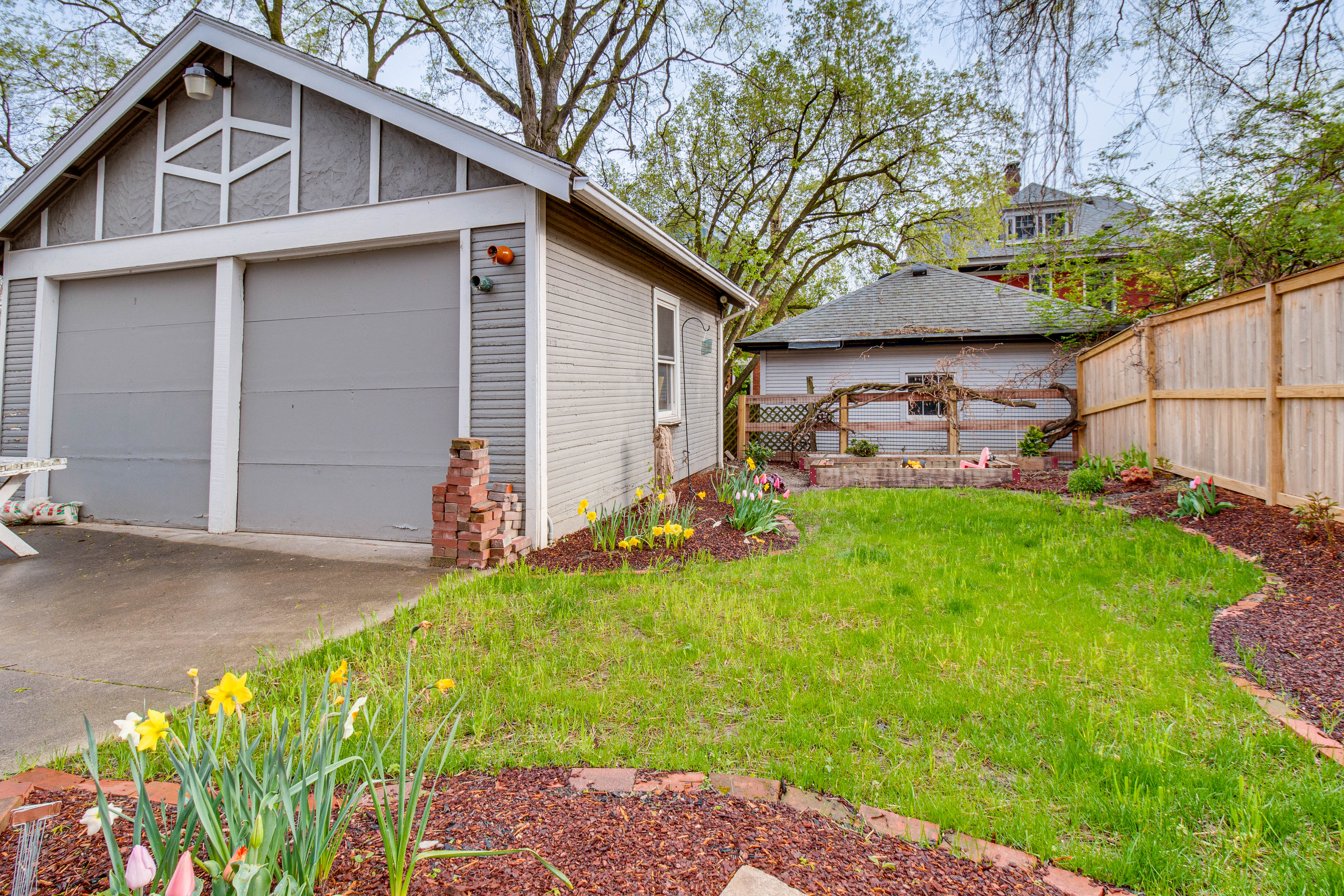 Private Backyard | Charcoal Grill | Fire Pit