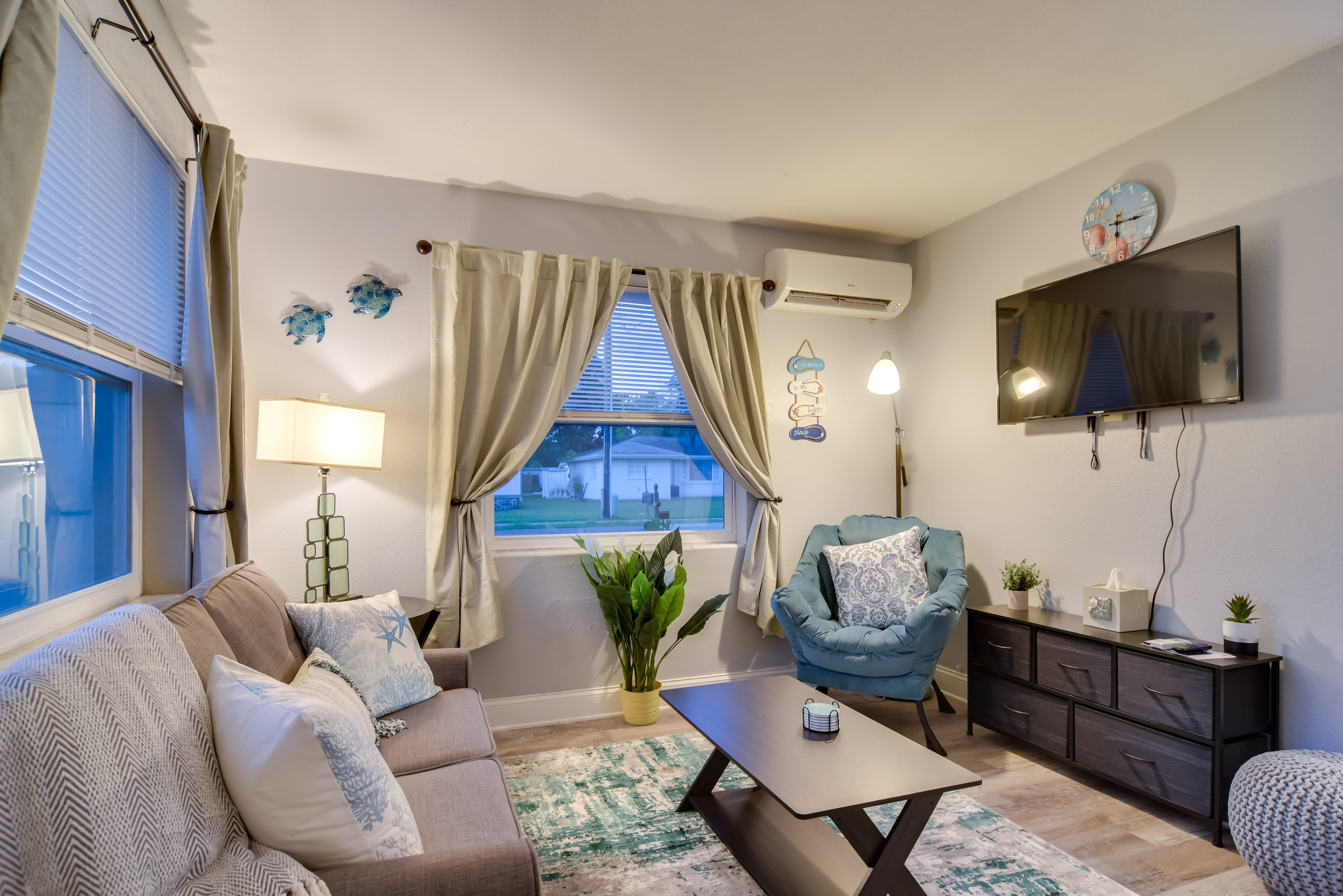 Living Room | Smart TV | Free WiFi | Single-Story Property