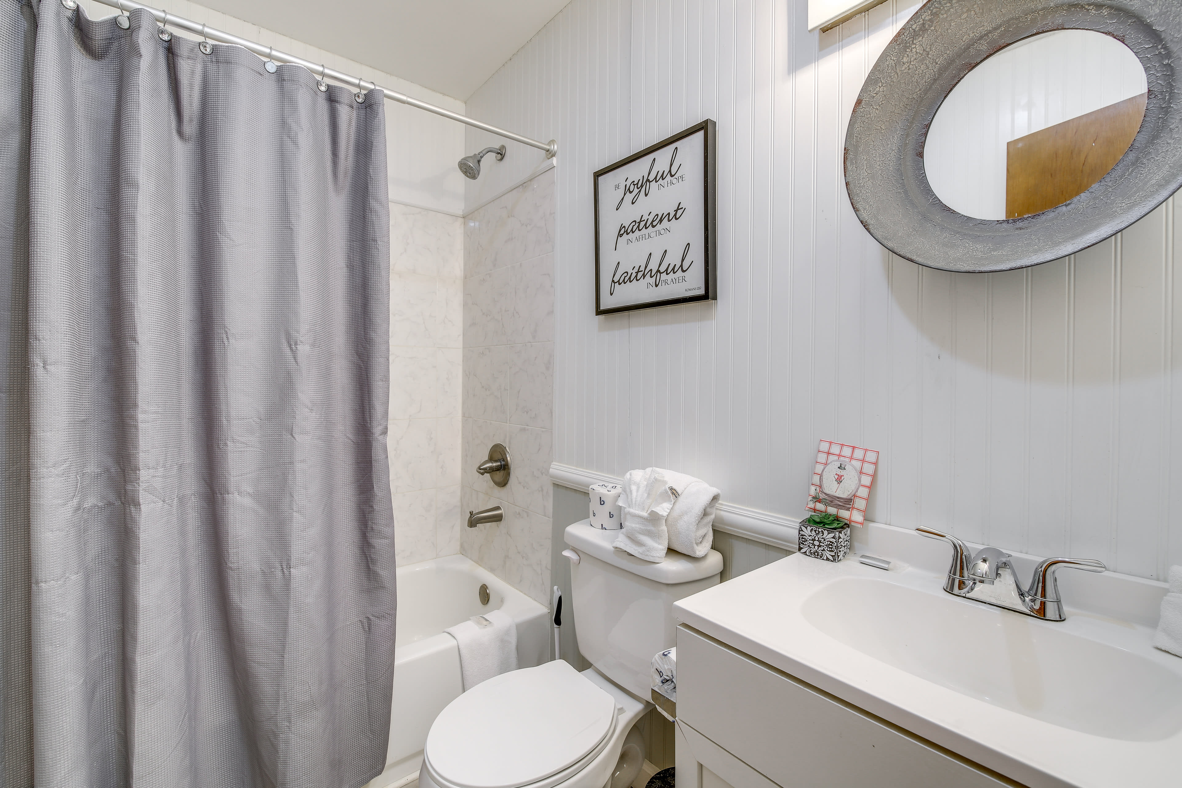 Full Bathroom | Complimentary Toiletries