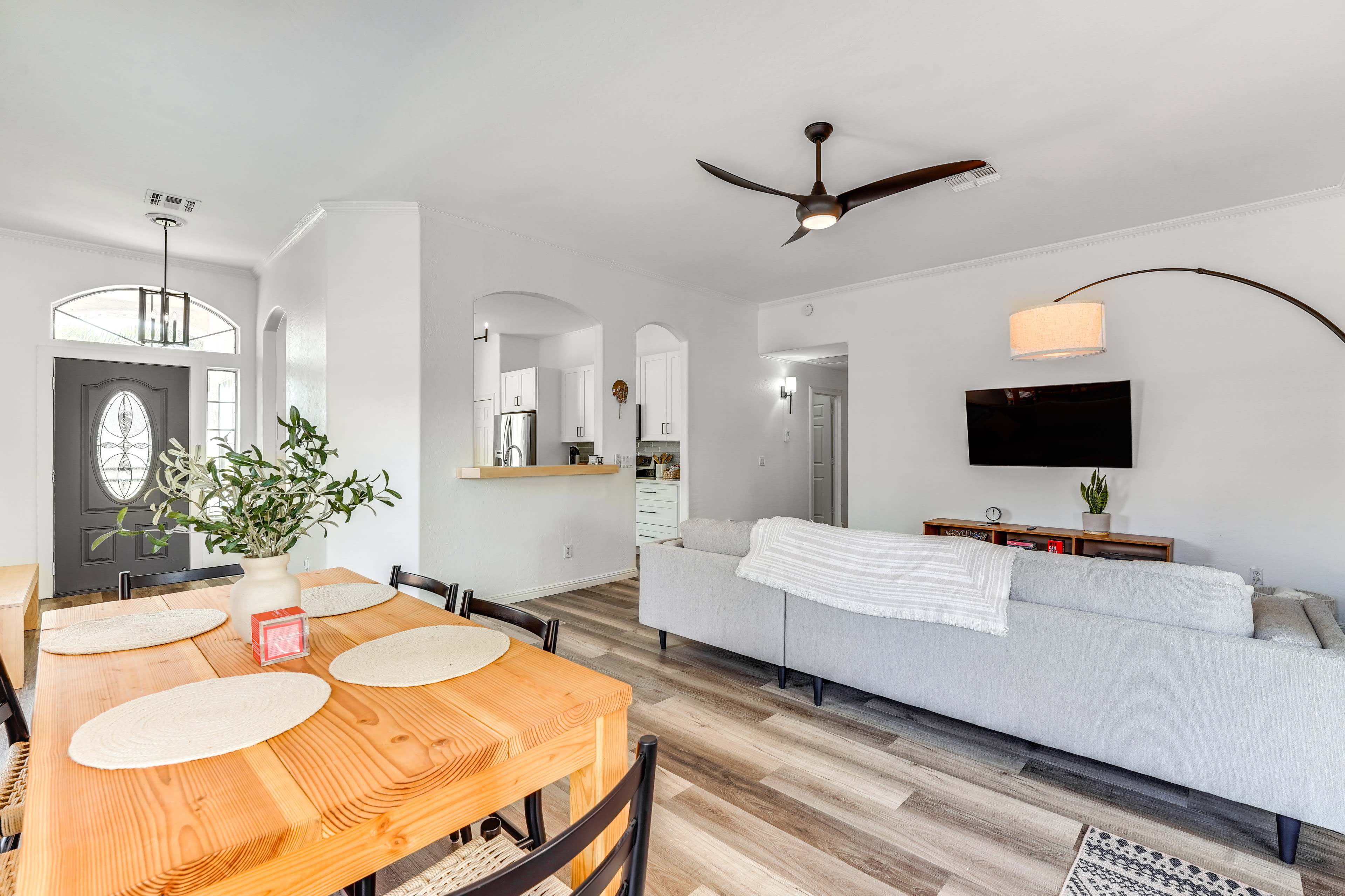 Dining Area | Dishware/Flatware Provided