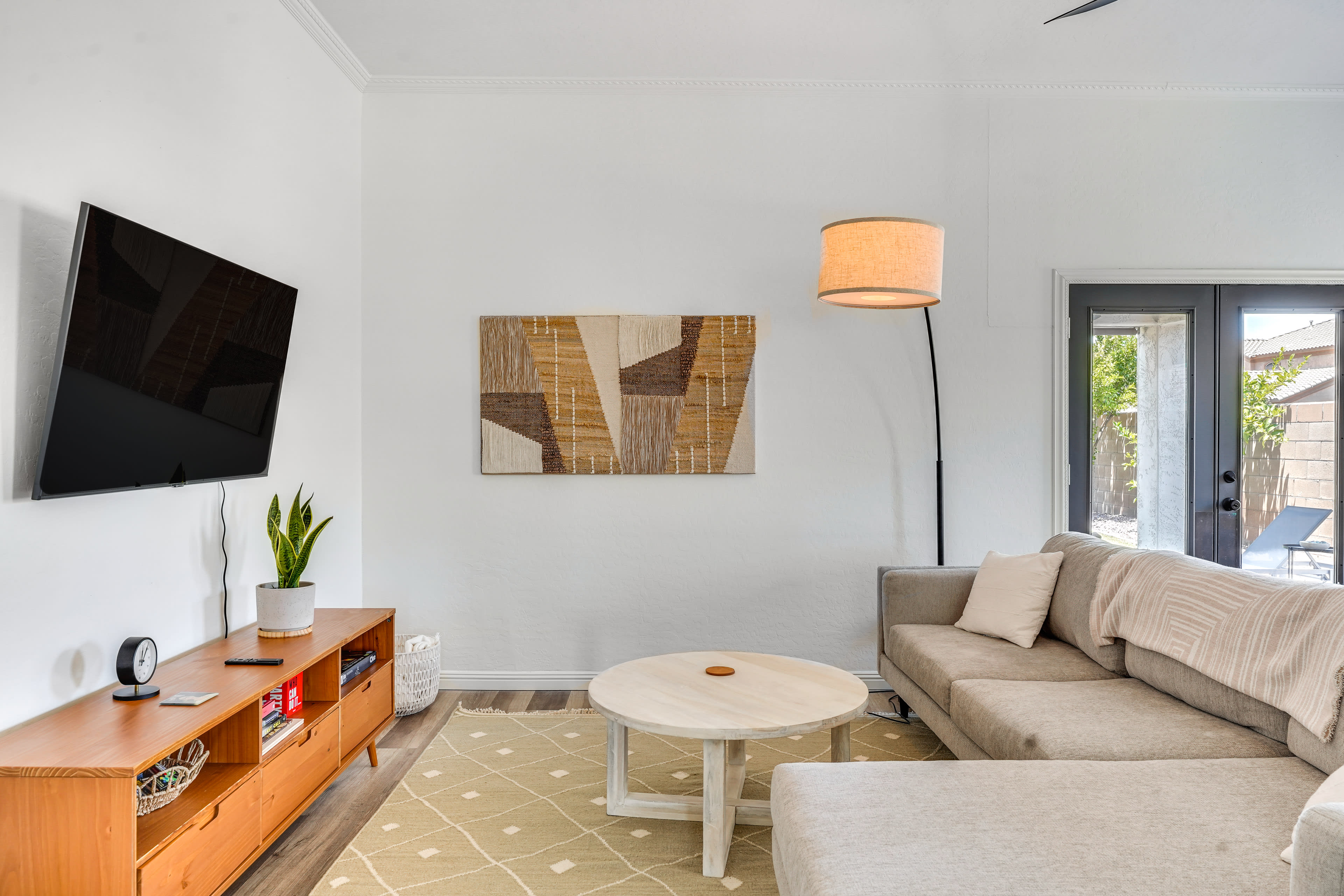 Living Room | Flat-Screen TV | Central Air Conditioning/Heat | Free WiFi