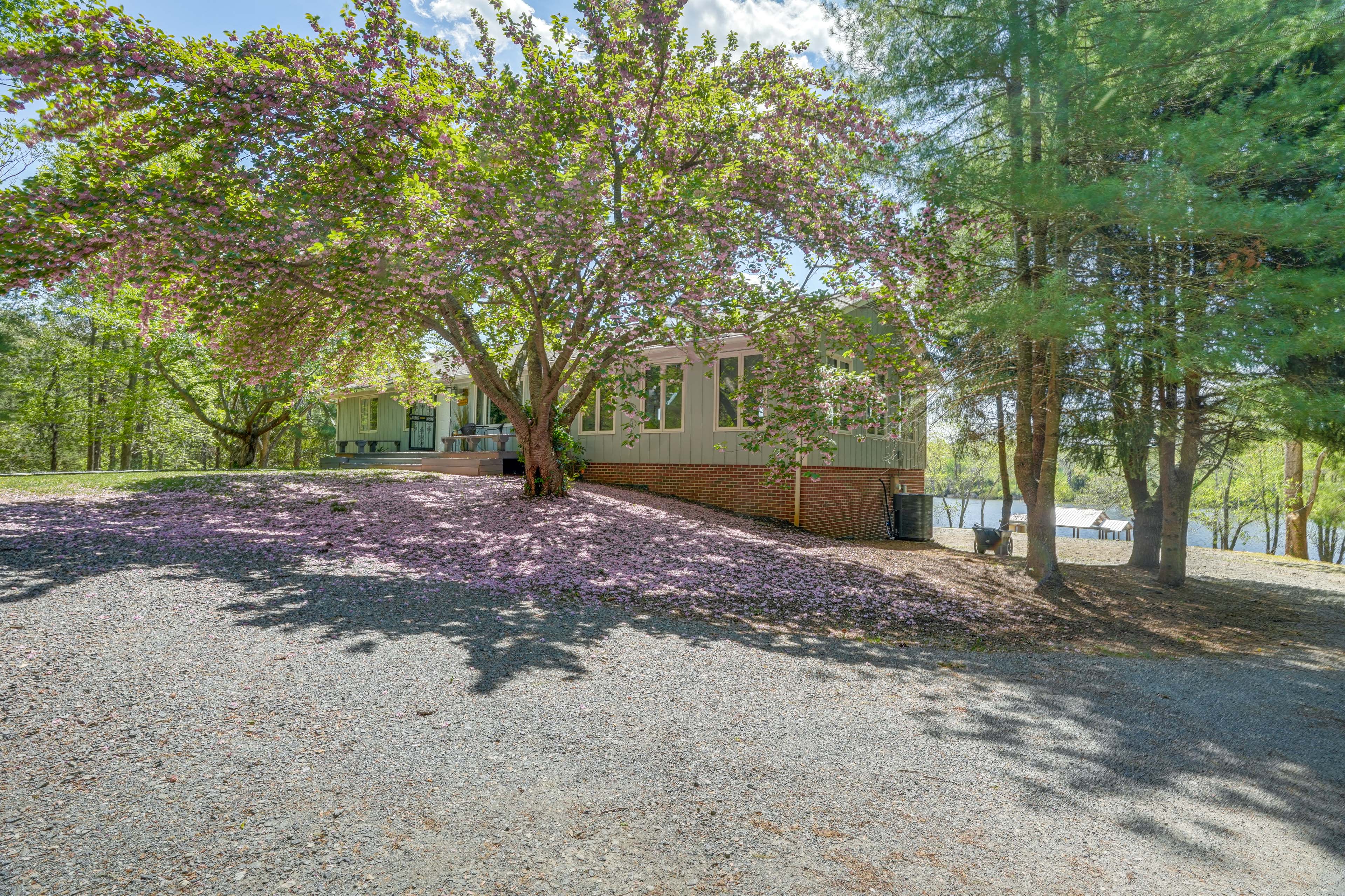 Ample Driveway Parking (5+ Vehicles)