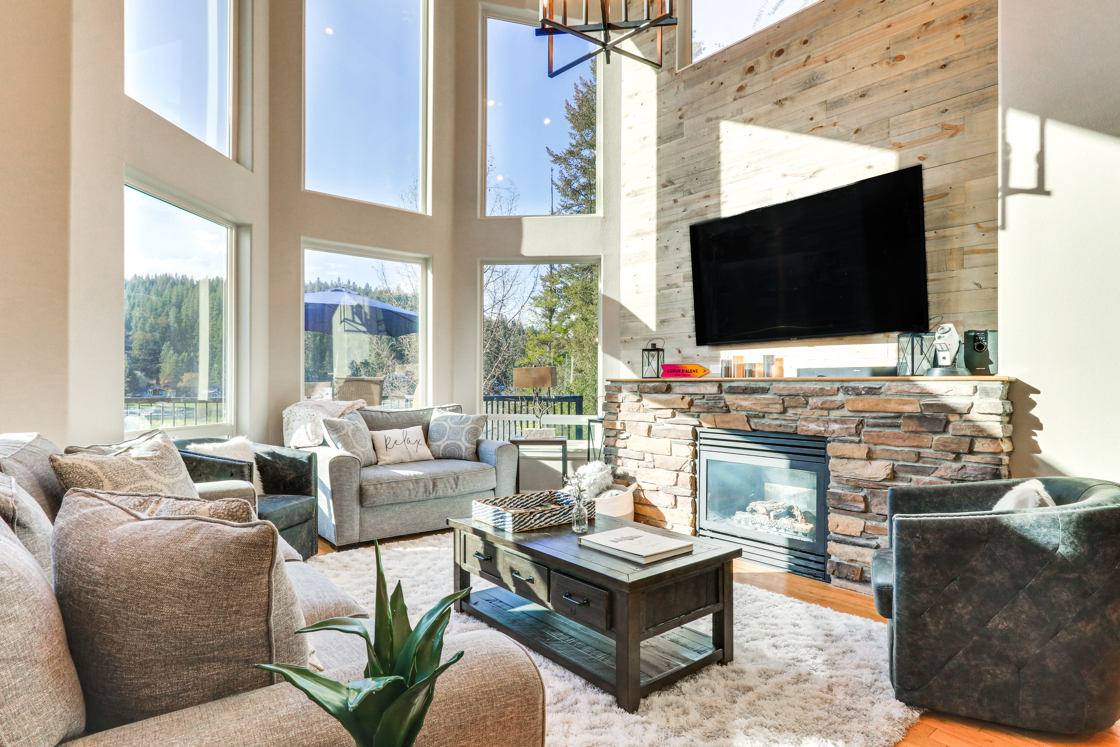 Living Room | Fireplace | Smart TV | Lake Views