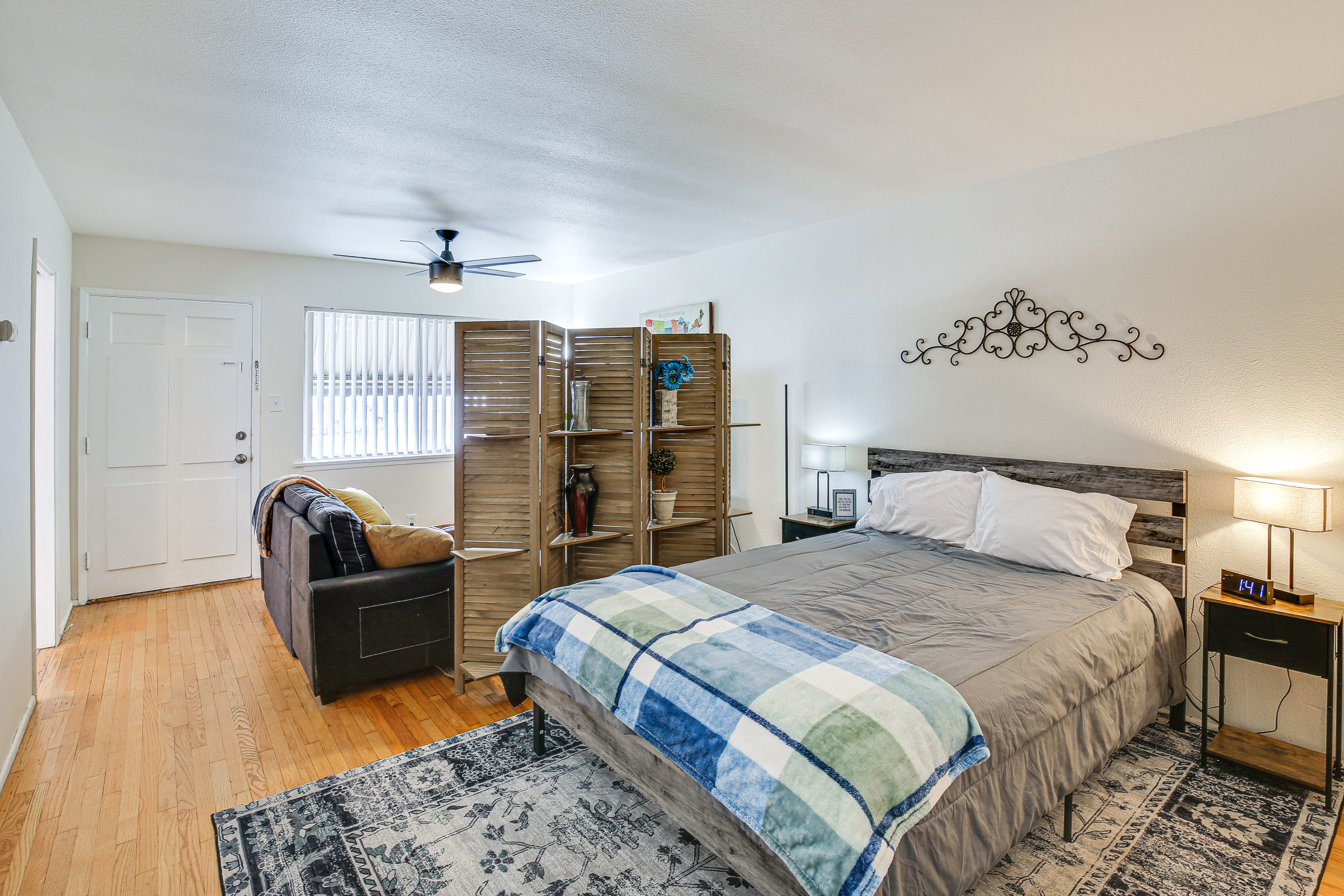 Studio | Queen Bed | Linens Provided | Ceiling Fans | Desk