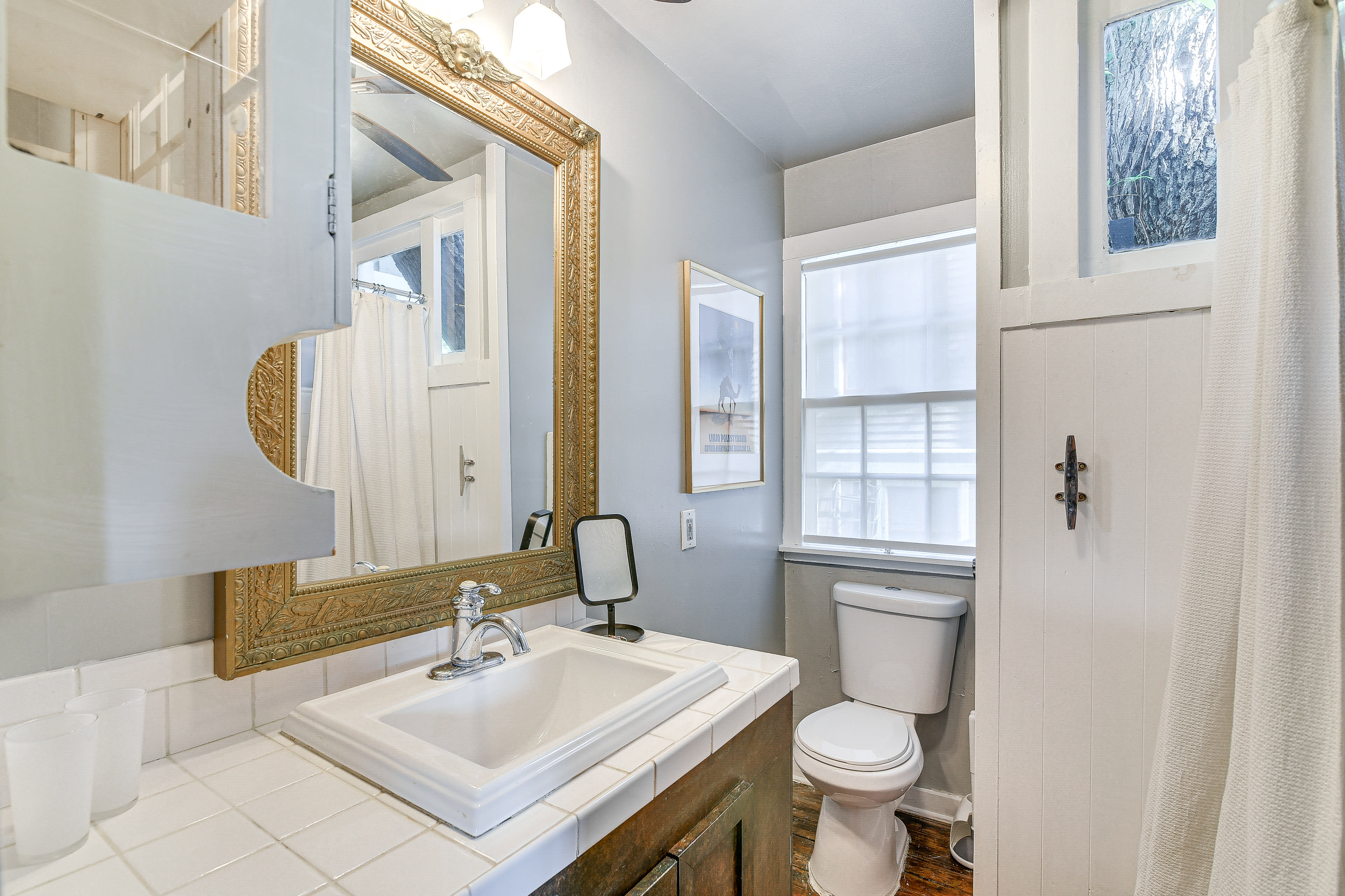 Full Bathroom | Towels Provided | Complimentary Toiletries