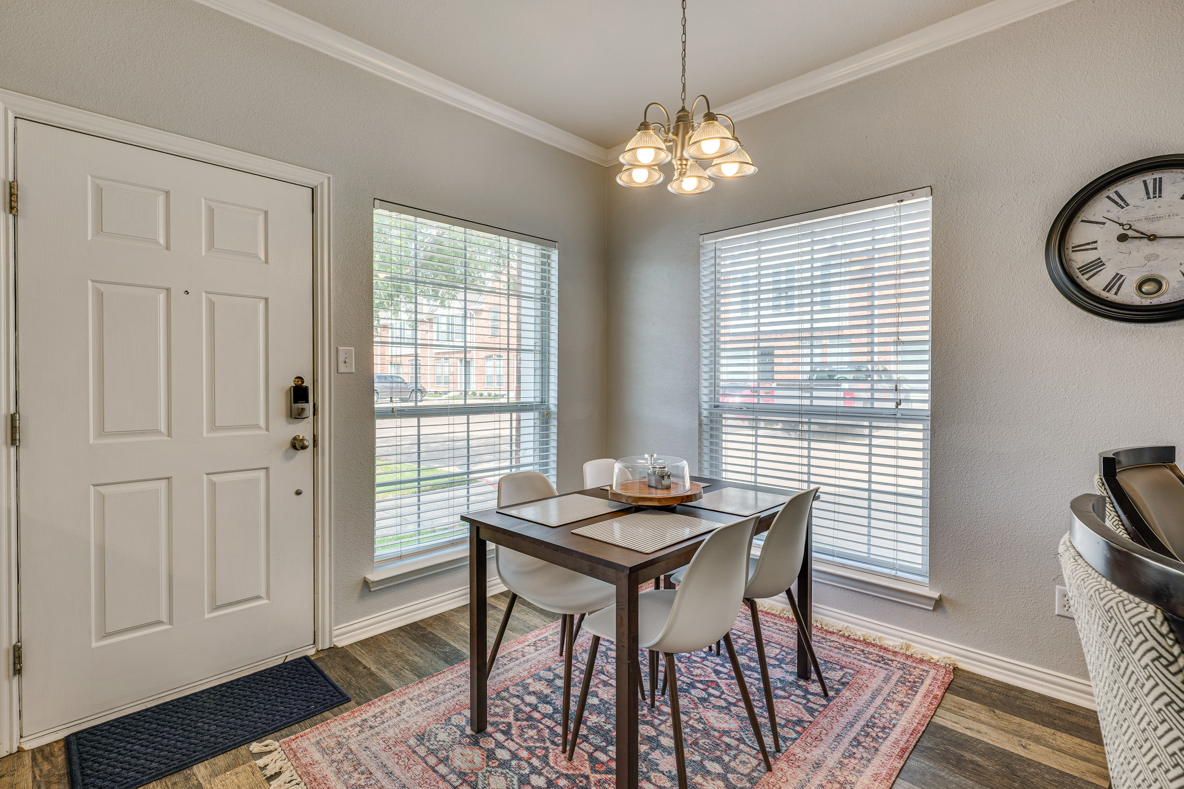 Dining Area | Dishware/Flatware Provided | 1st Floor