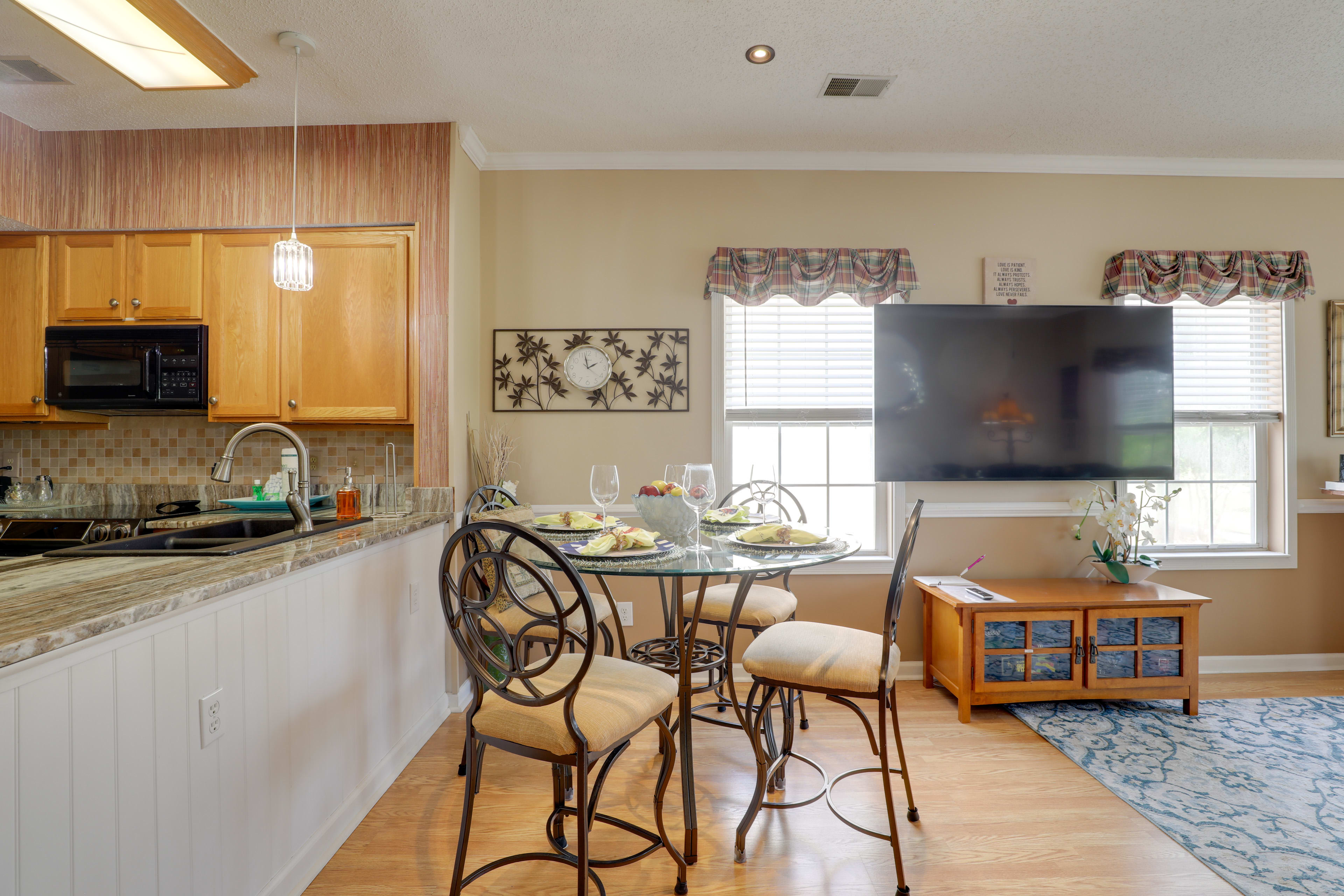 Dining Area | Dishware/Flatware Provided | 2nd Floor