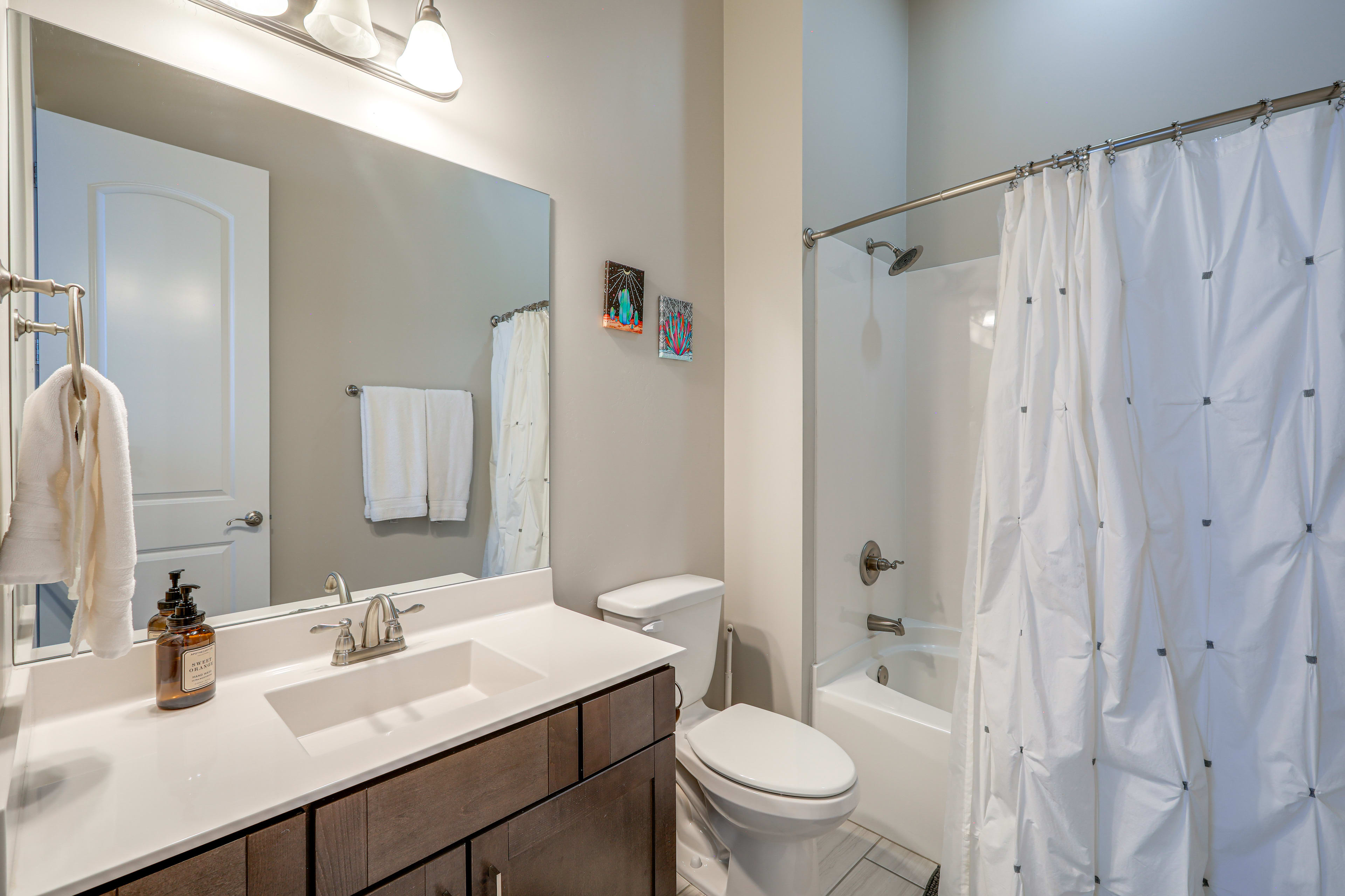 Full Bathroom | 3rd Floor | Shower/Tub Combo | Towels Provided