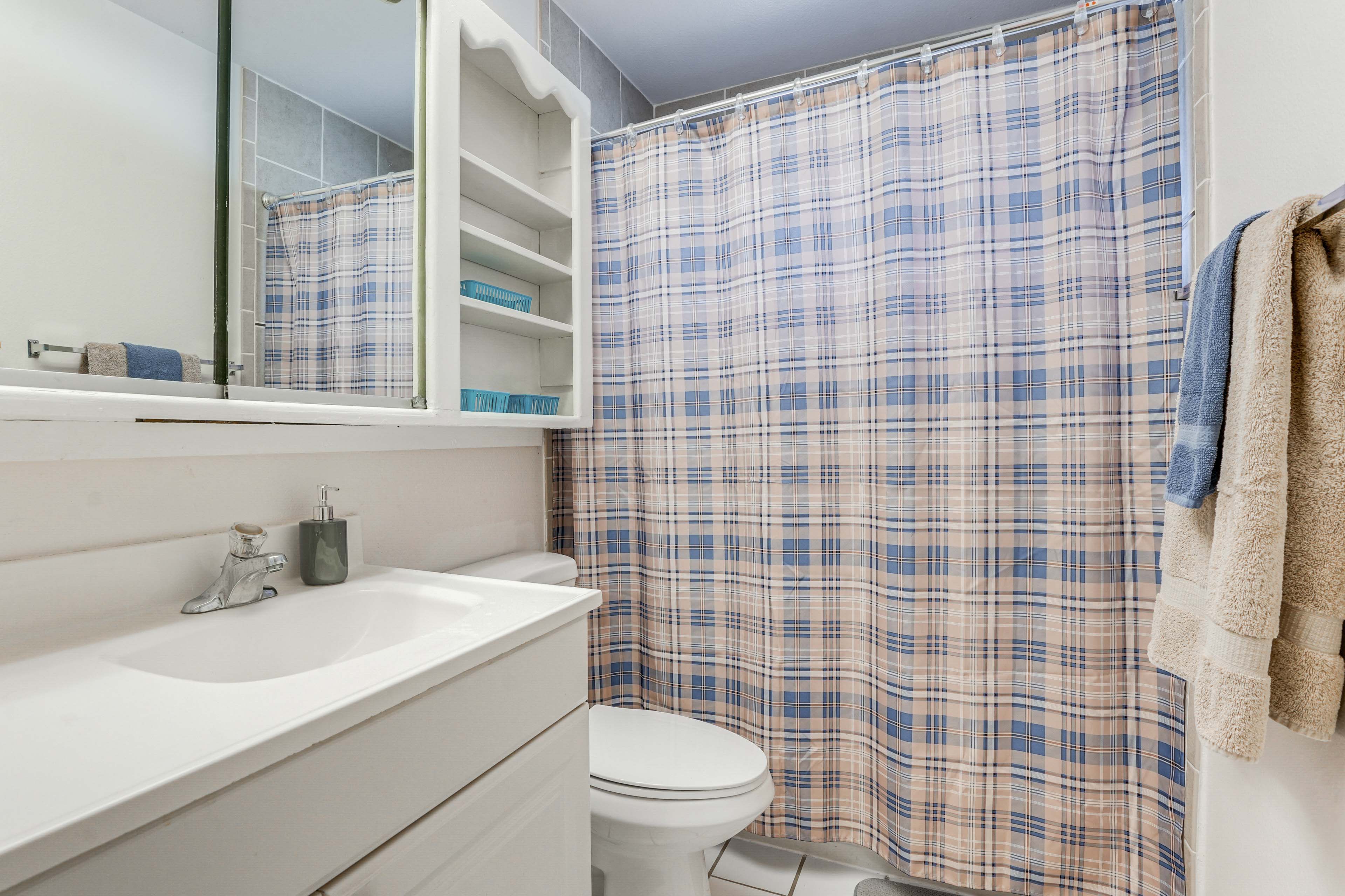 Full Bath | Towels | Hair Dryer | Complimentary Toiletries