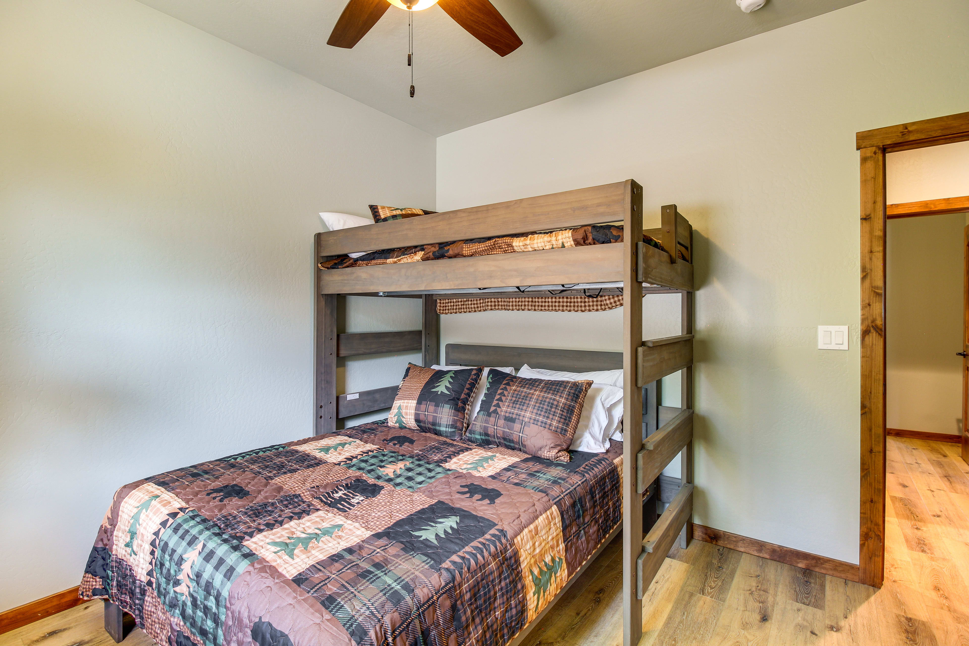 Bedroom 3 | Twin/Queen Bunk Bed