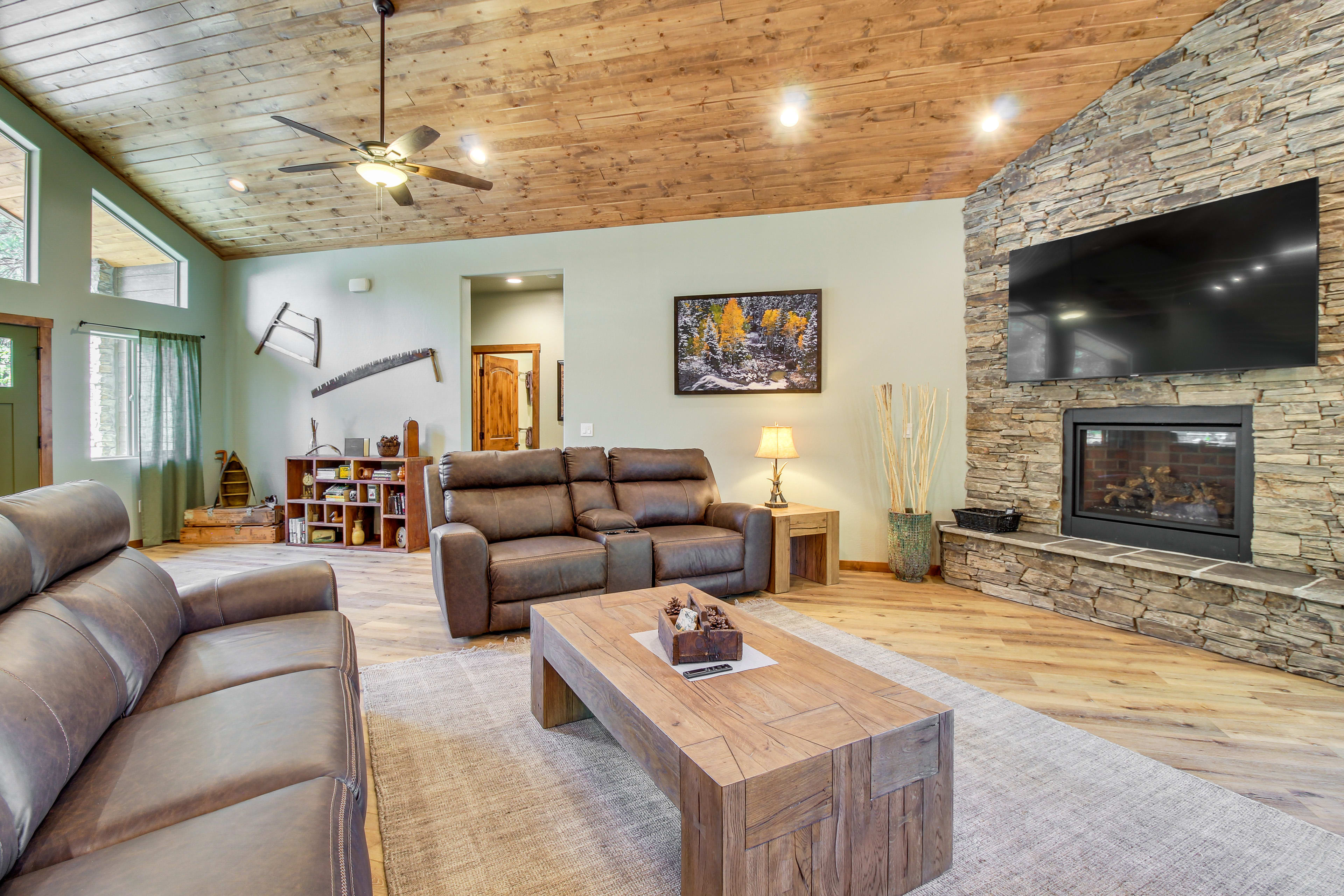 Living Room | Smart TV | Fireplace | Central A/C