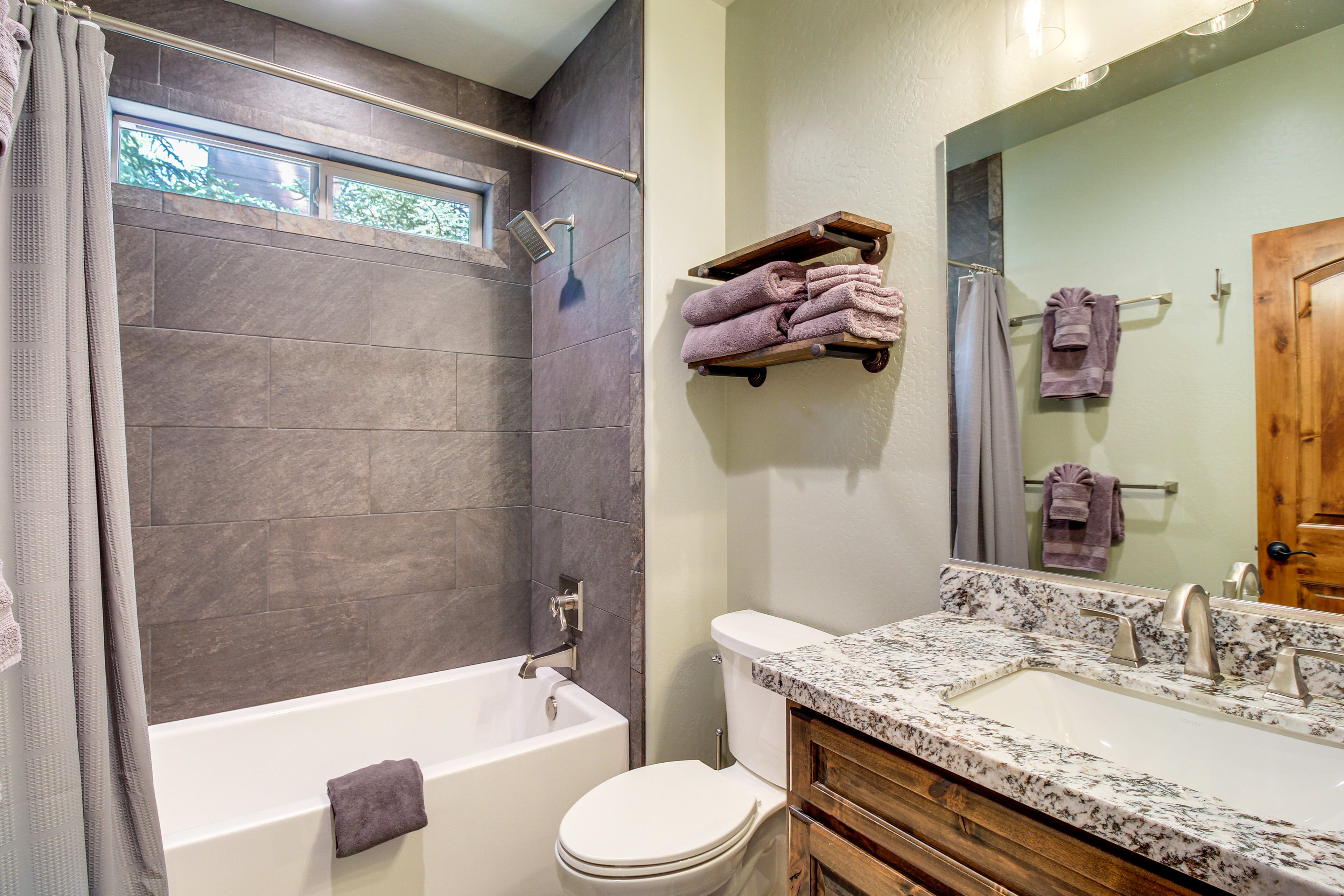 Full Bathroom | Complimentary Toiletries