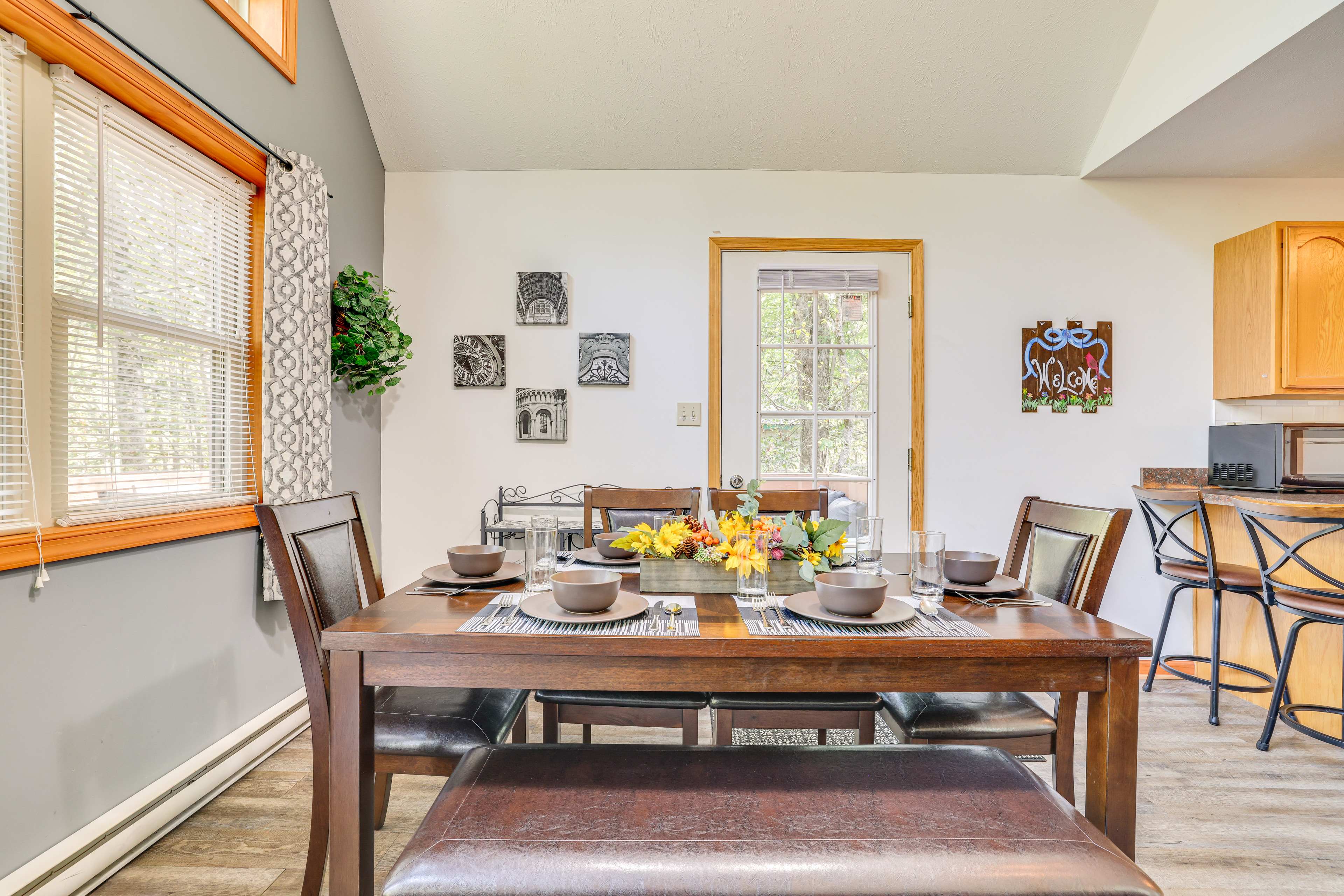 Dining Area | Dishware/Flatware Provided | 2nd Floor