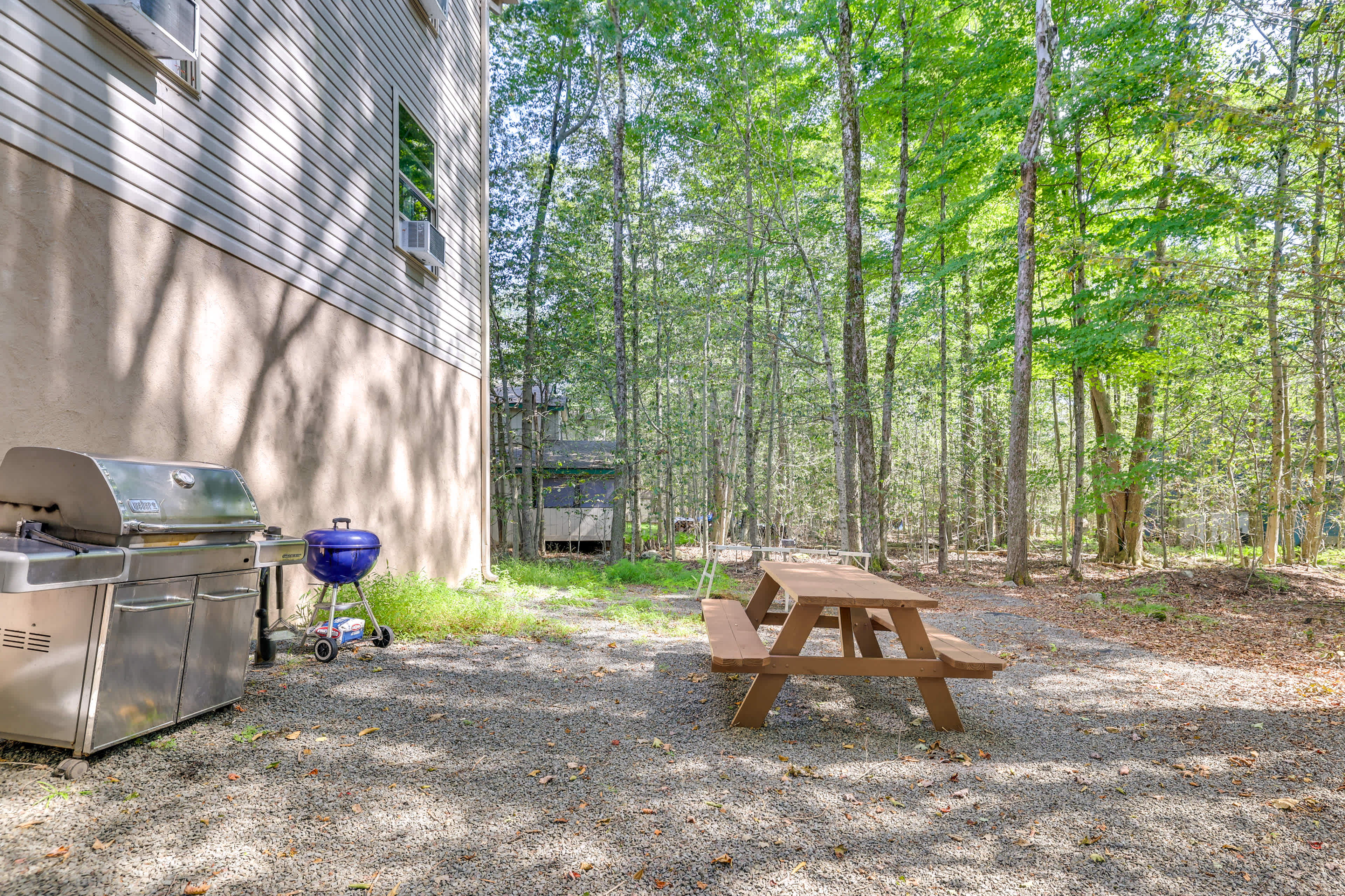 Backyard | Outdoor Dining Area