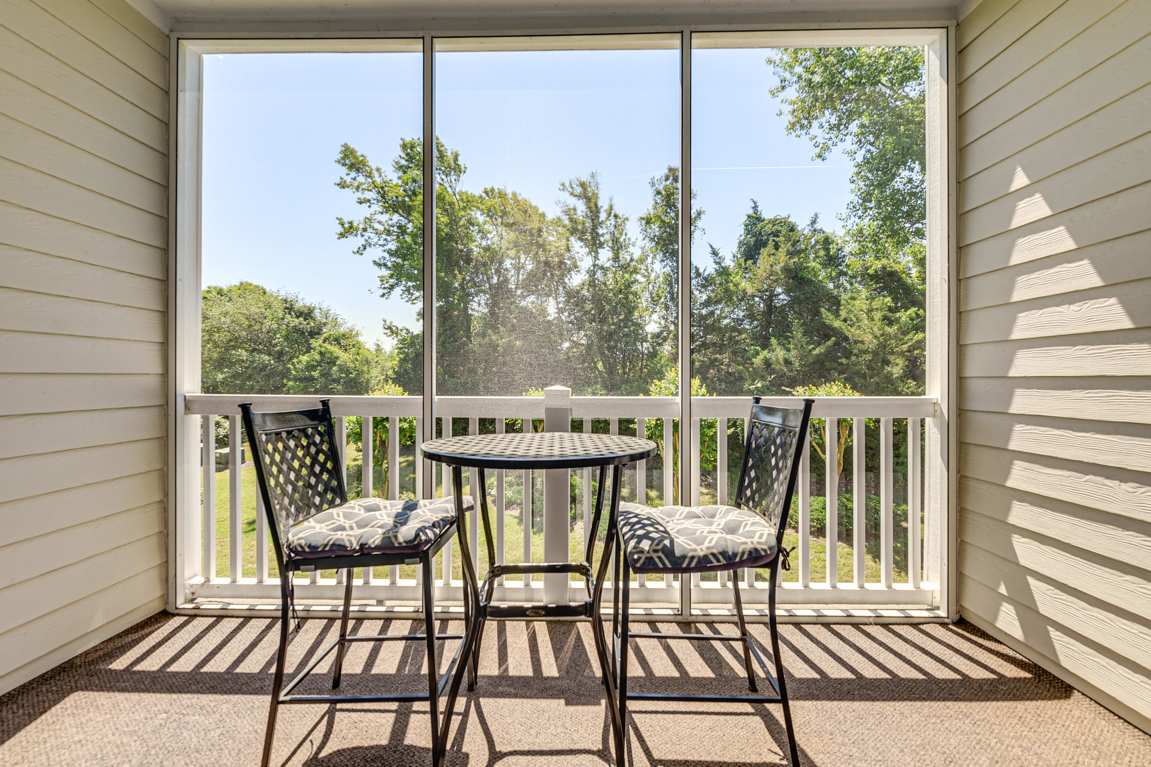 Screened Balcony | Dining Area | Beach Chairs & Umbrellas