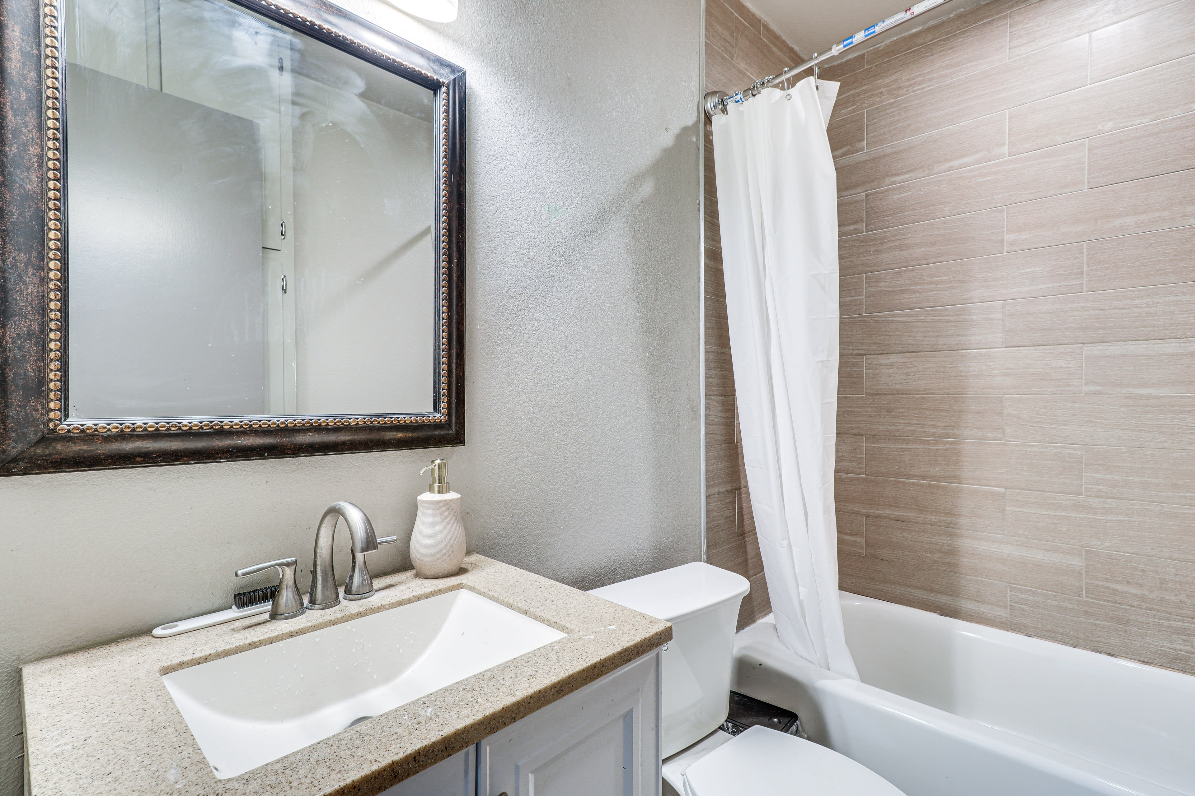 Full Bathroom | Towels Provided | 1st Floor