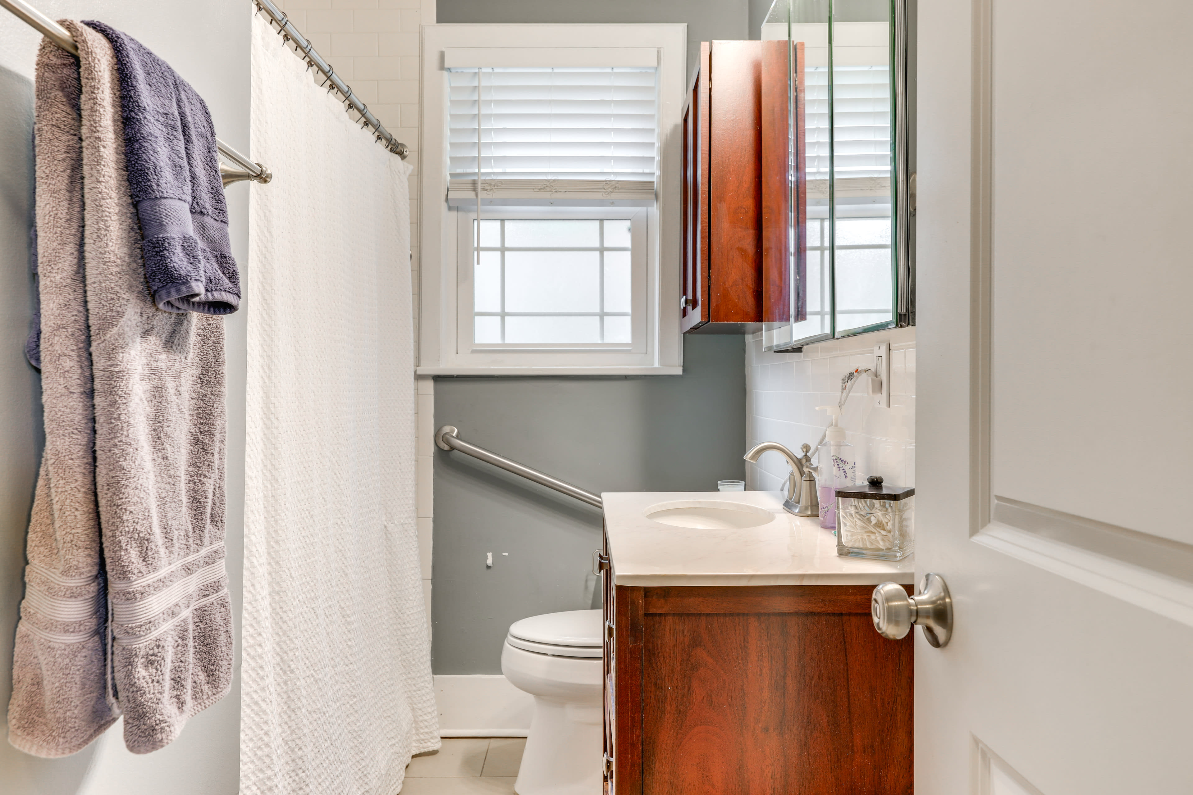 Full Bathroom | Towels Provided | Complimentary Toiletries