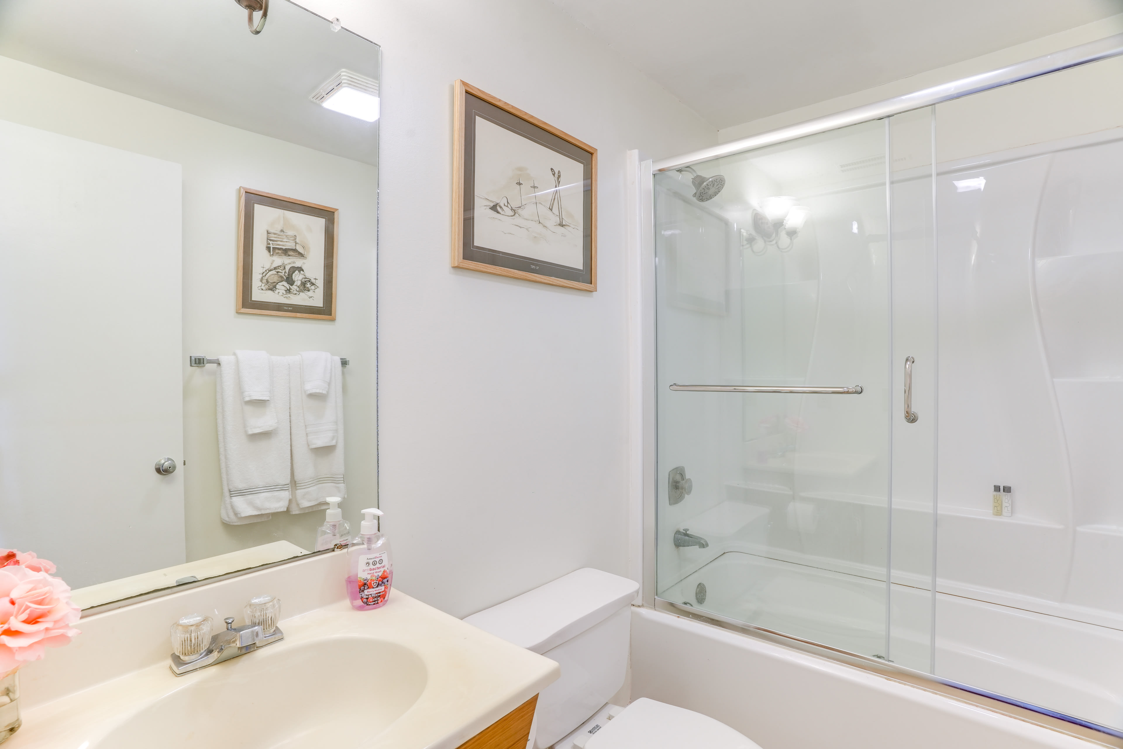 Full Bathroom | Complimentary Toiletries