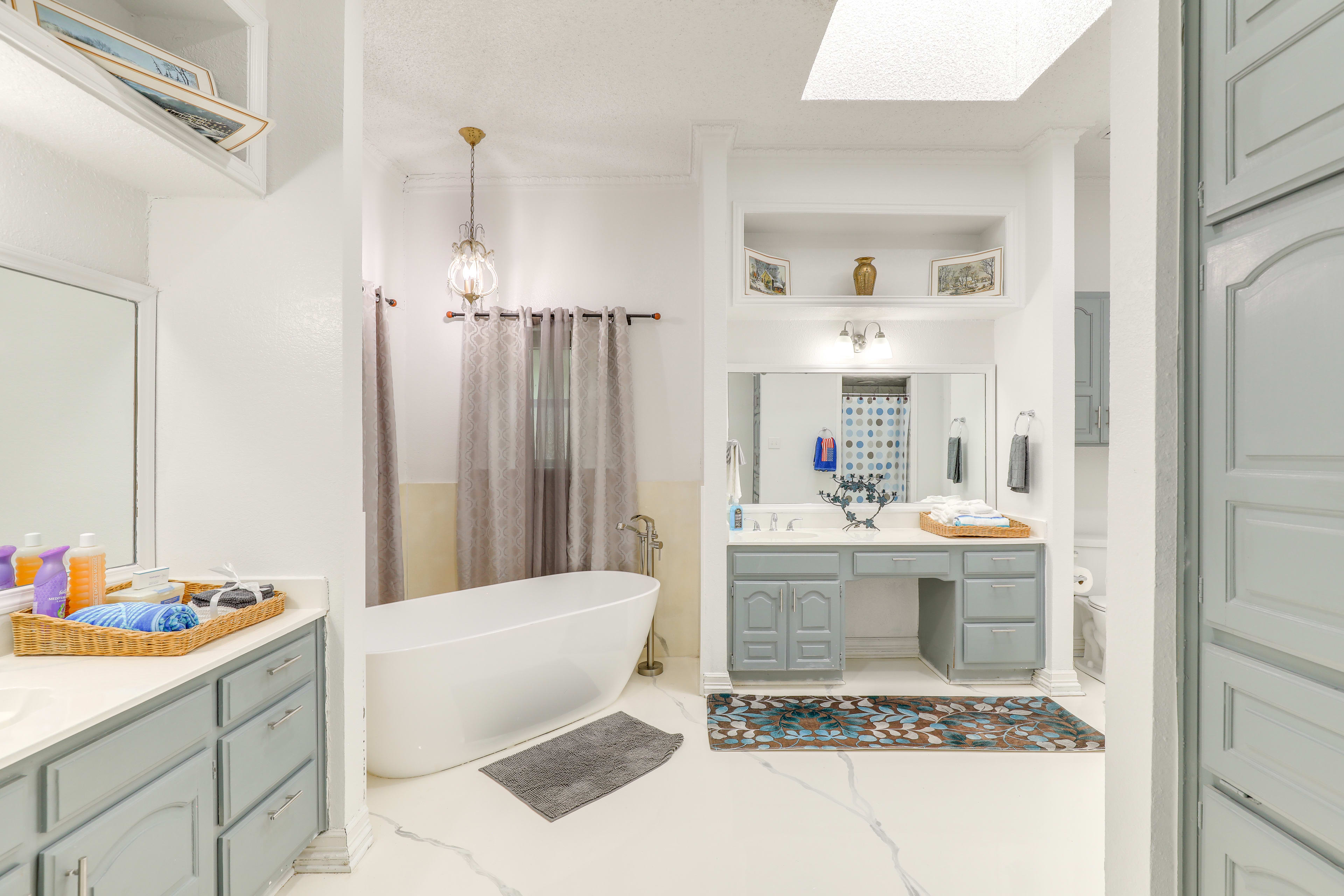 Full Bathroom | 1st Floor | Soaking Tub | Walk-In Shower | Hair Dryer