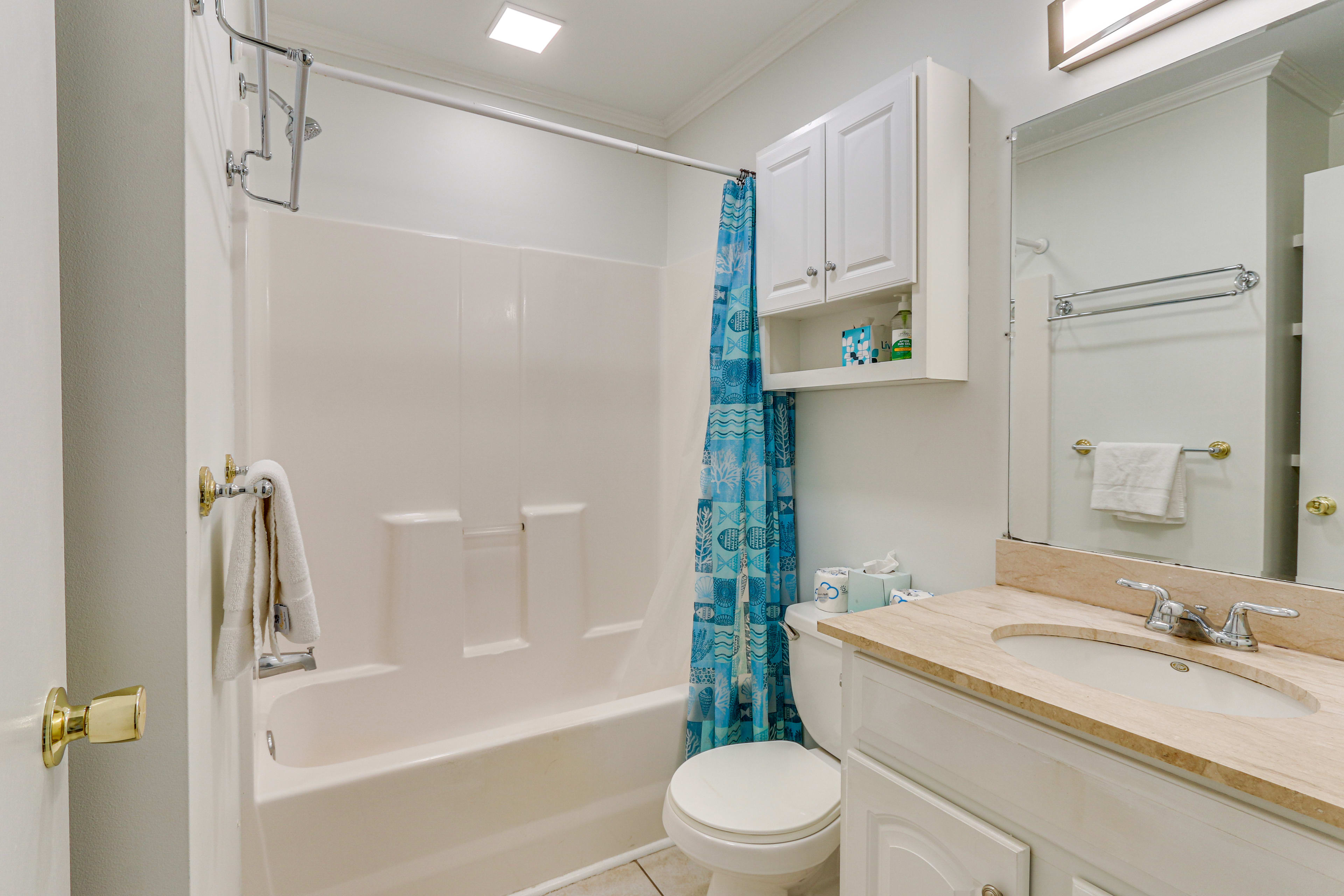 Full Bathroom | Complimentary Toiletries | Towels Provided