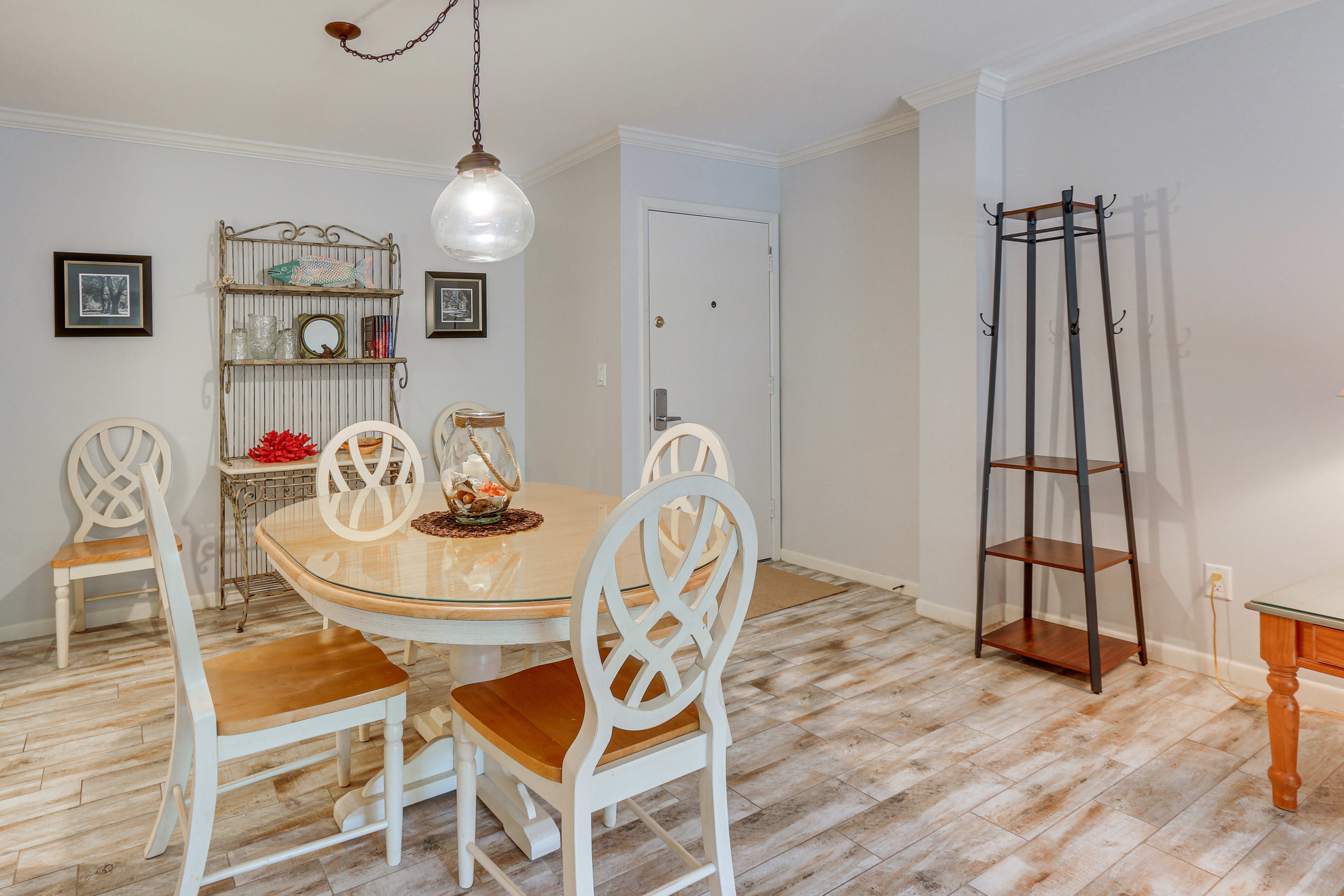 Dining Area | Dishware & Flatware Provided