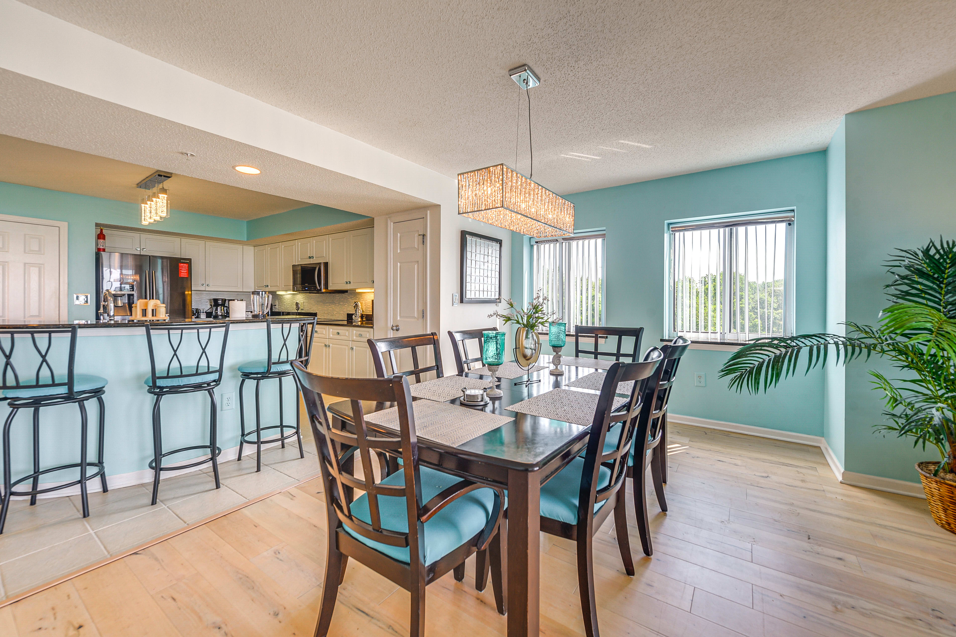 Dining Area | Dishware & Flatware Provided