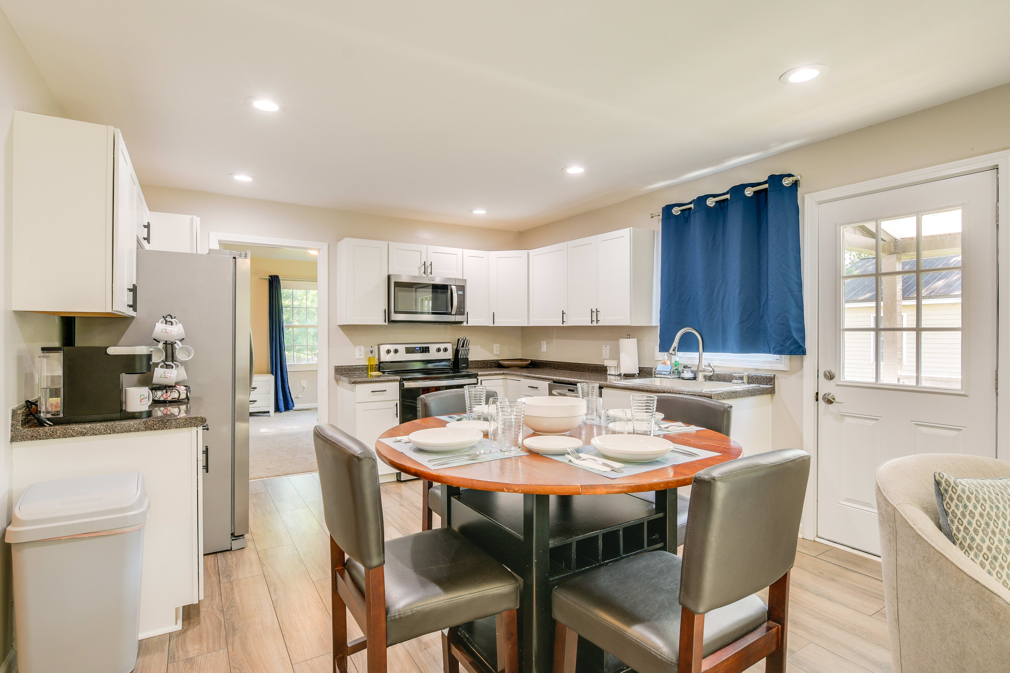 Dining Area | Dishware/Flatware Provided