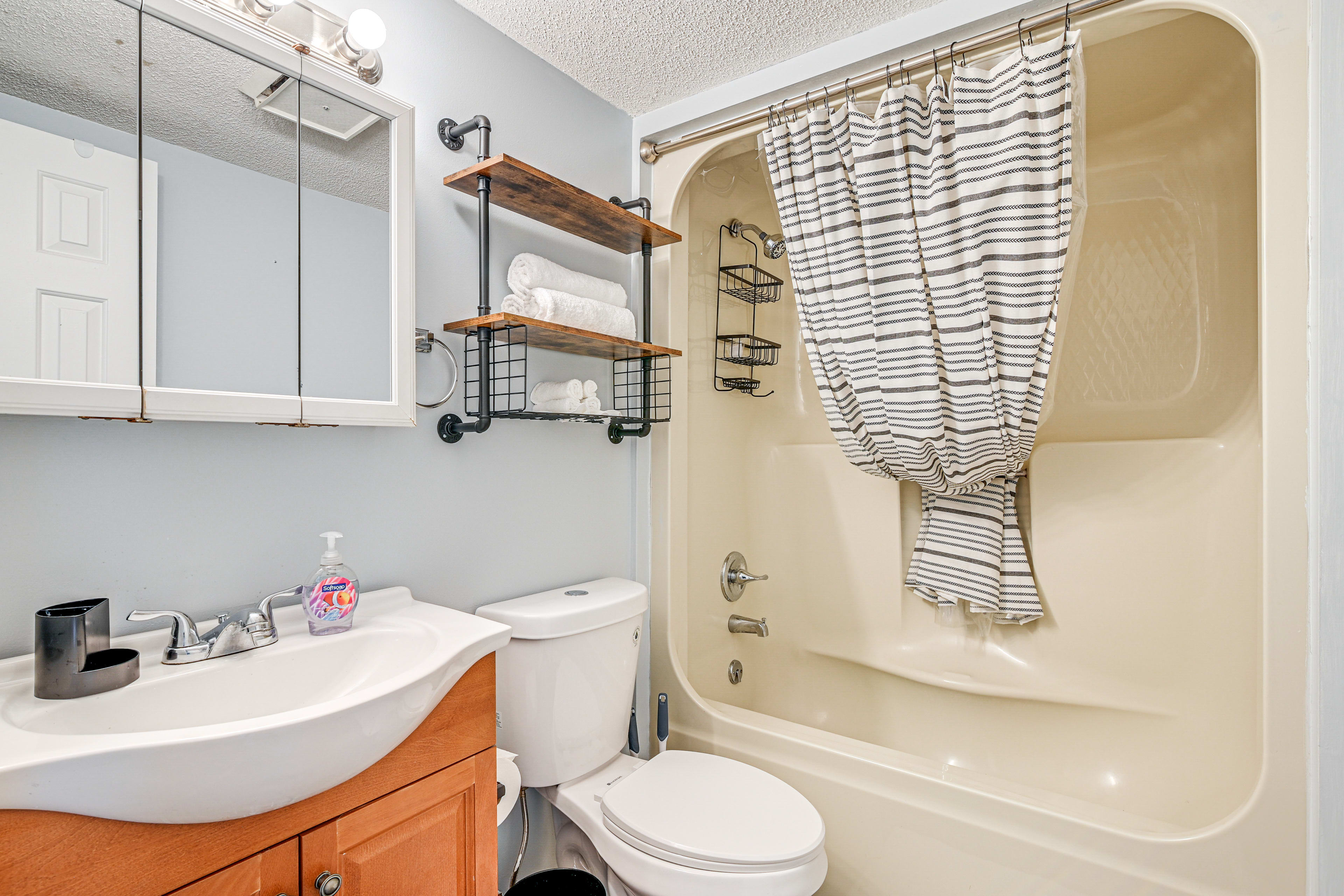 Full Bathroom | 1st Floor | Towels Provided