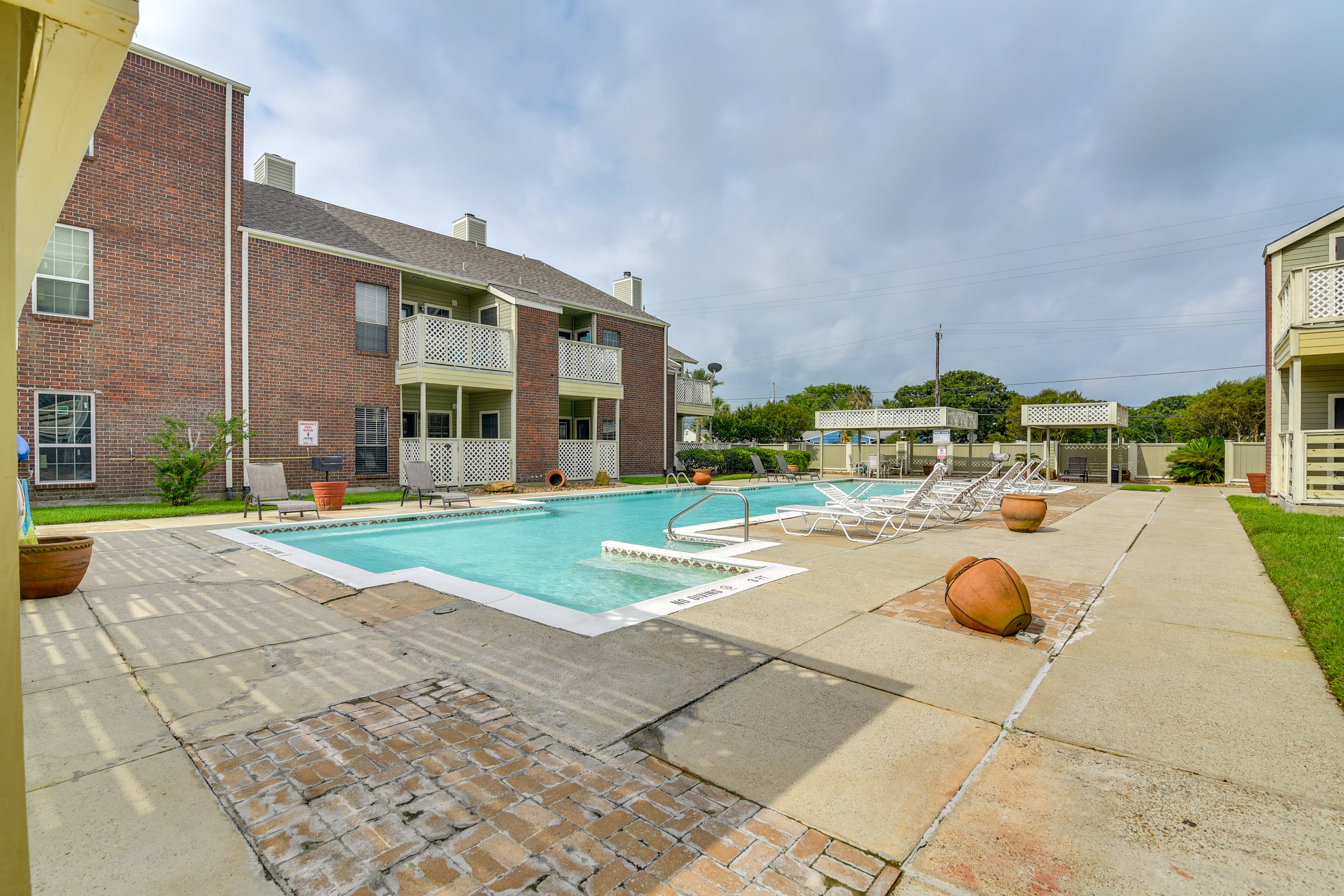 Community Amenities | Pool | Charcoal Grills | Outdoor Dining Tables