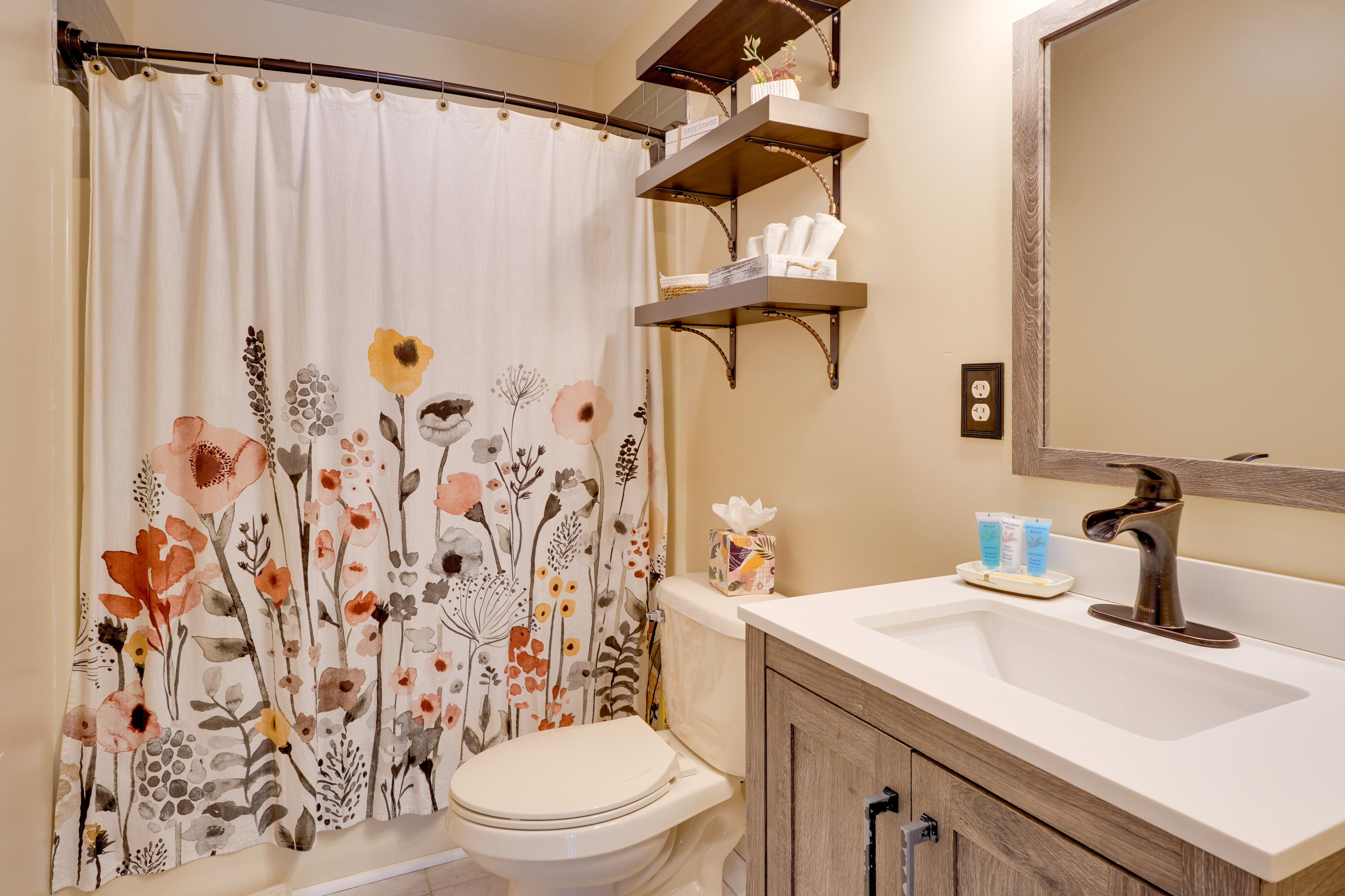 Full Bathroom | Towels Provided | 2nd Floor