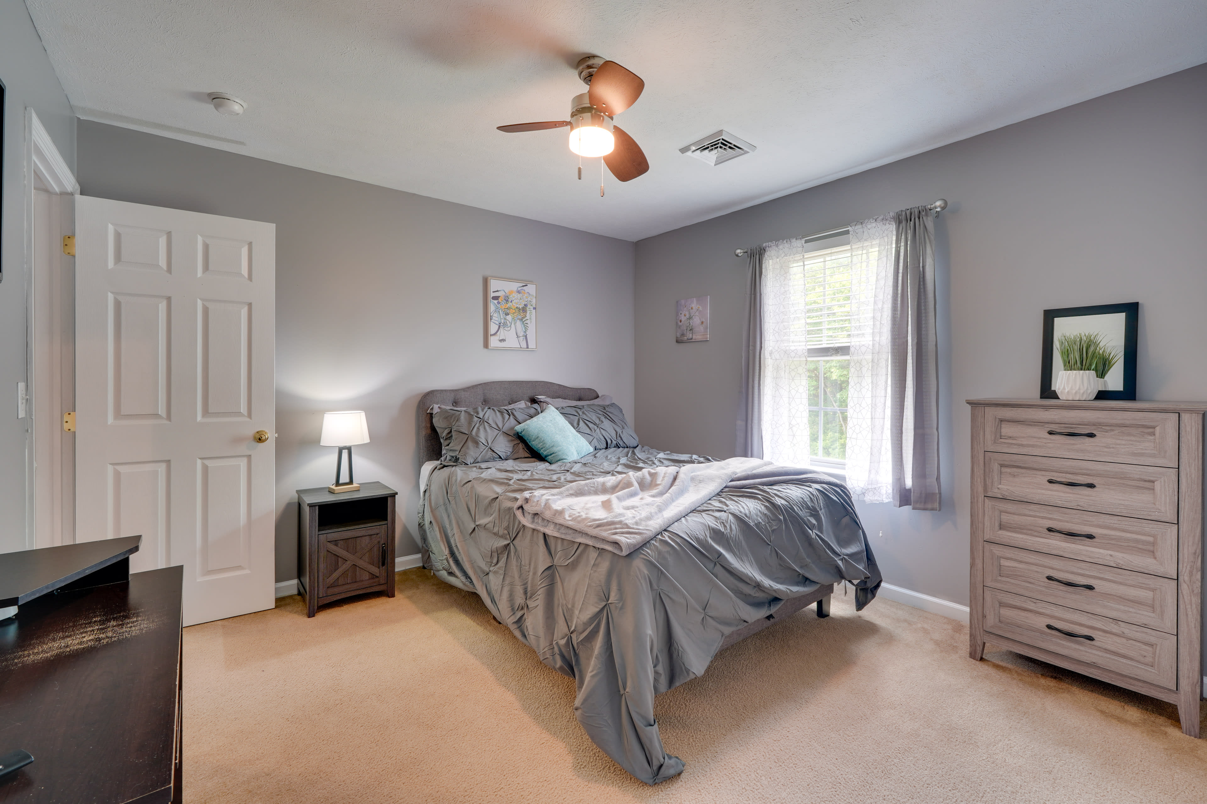 Bedroom 4 | Queen Bed | Flat-Screen TV | 2nd Floor