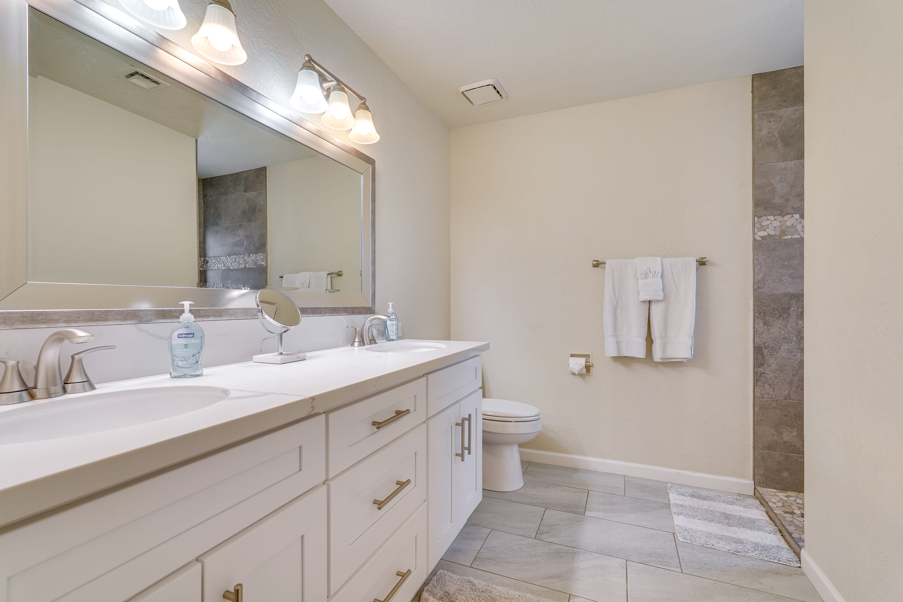 En-Suite Bathroom | Towels Provided