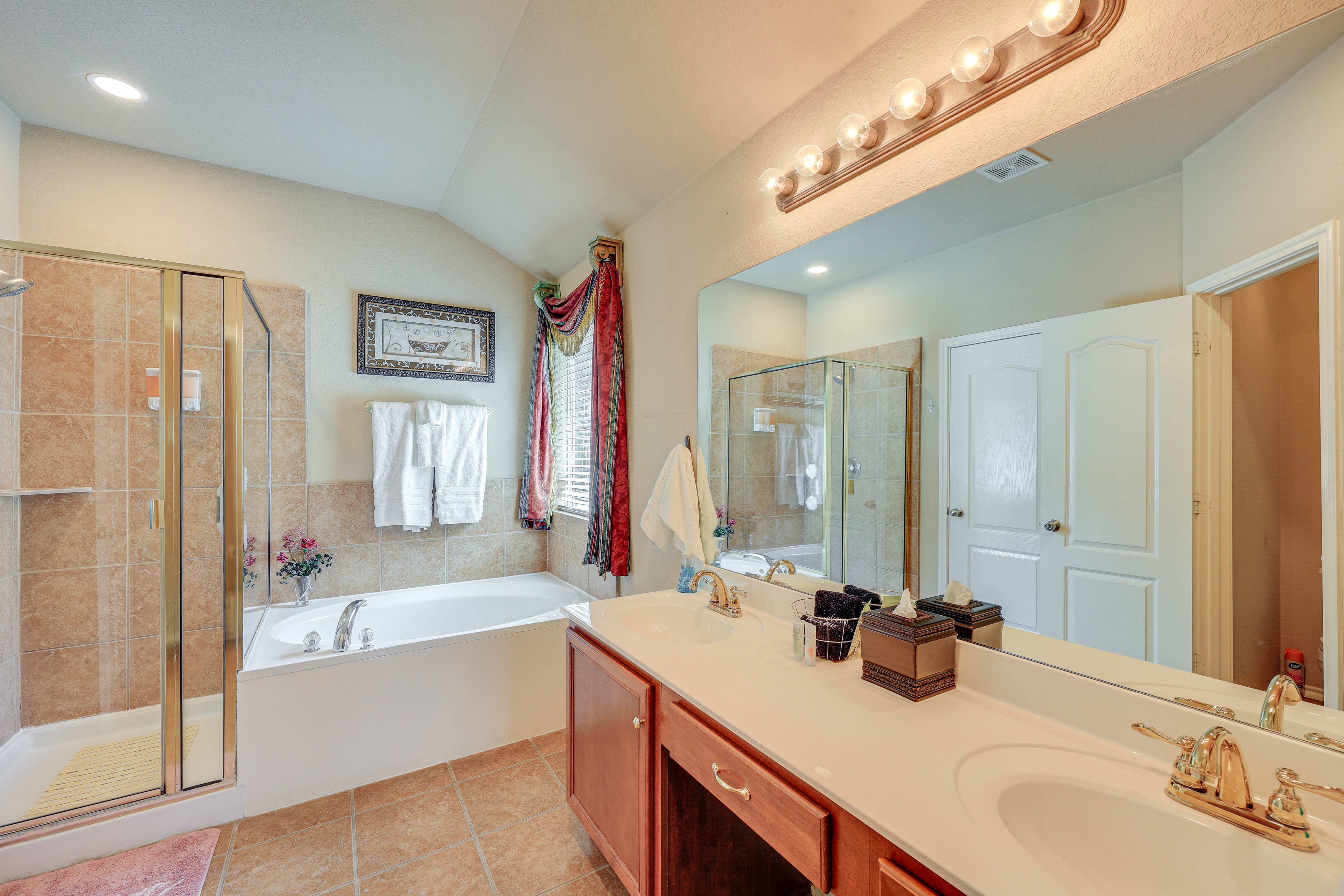 Full Bathroom | Complimentary Toiletries