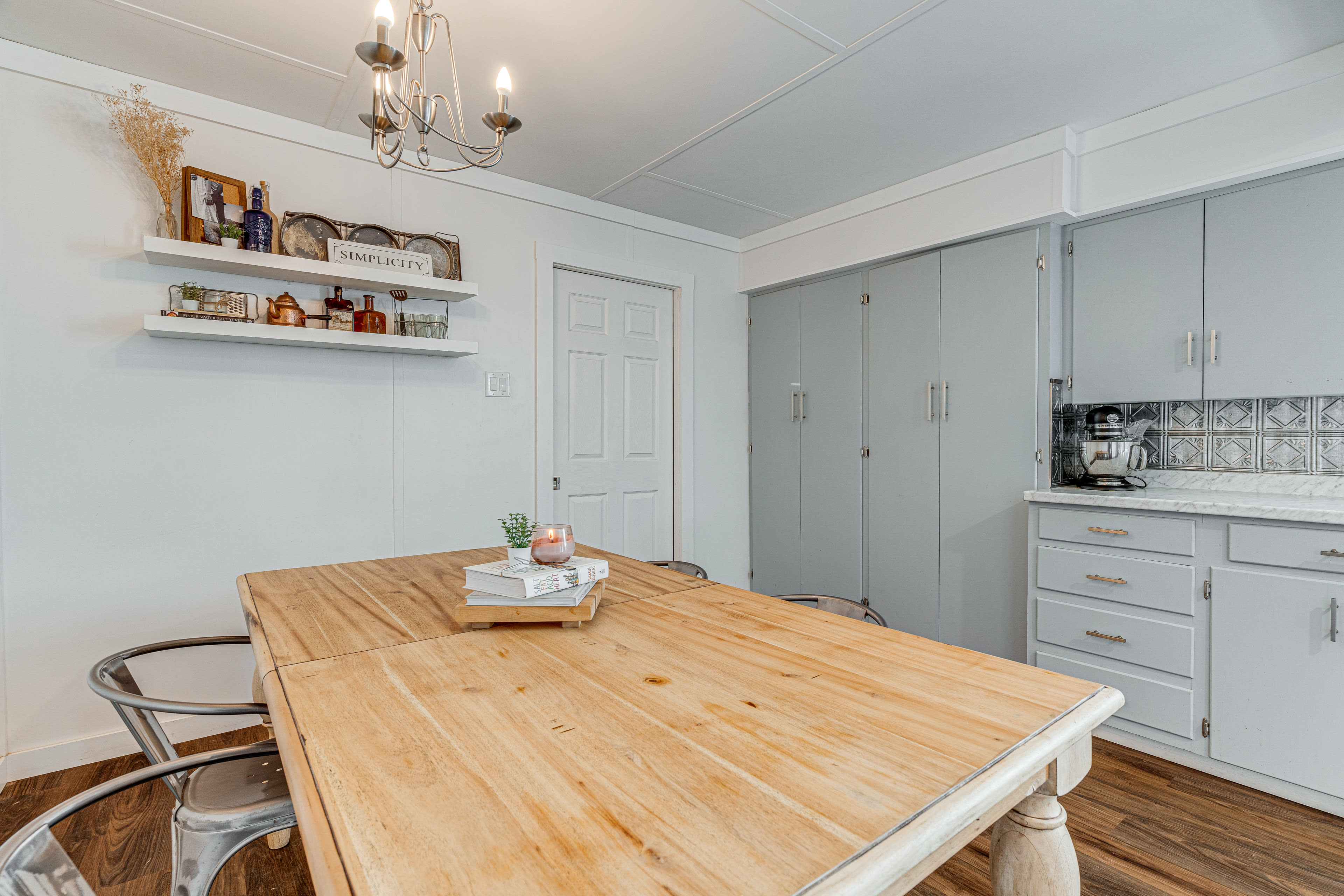 Dining Area | Dishware/Flatware Provided