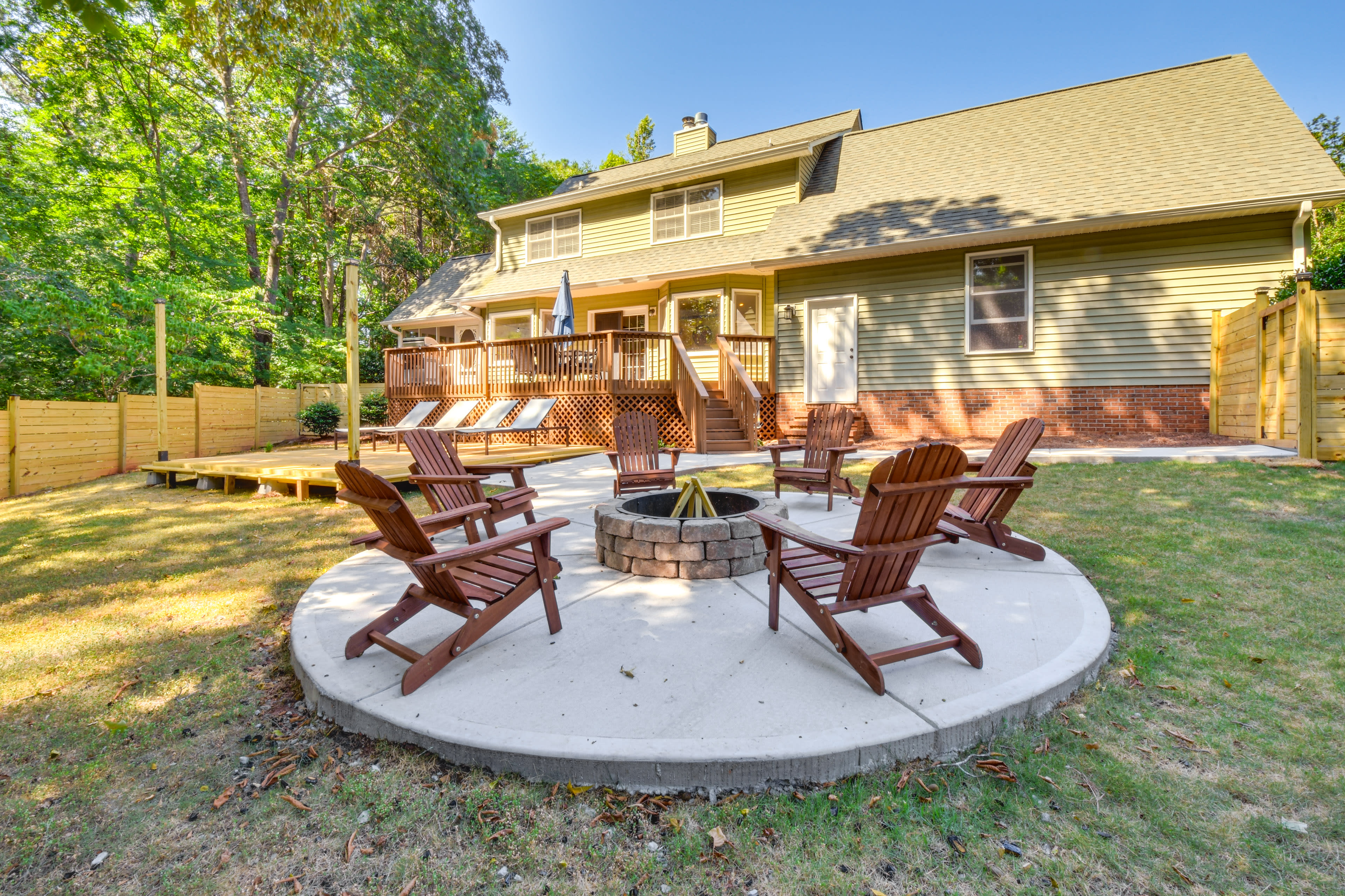 Backyard | Fully Fenced | Fire Pit | Kayaks