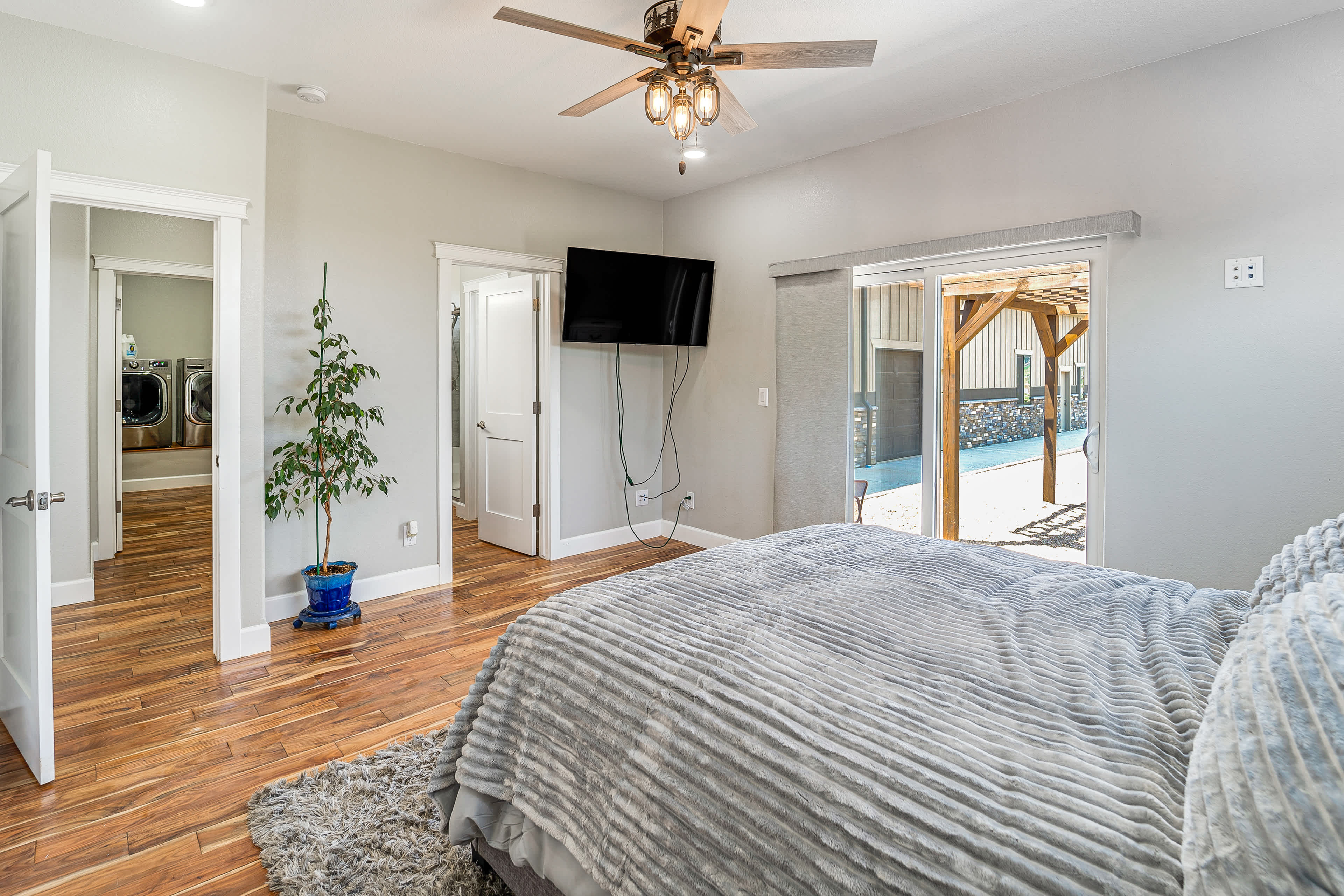 Bedroom 1 | Queen Bed | En-Suite Bathroom