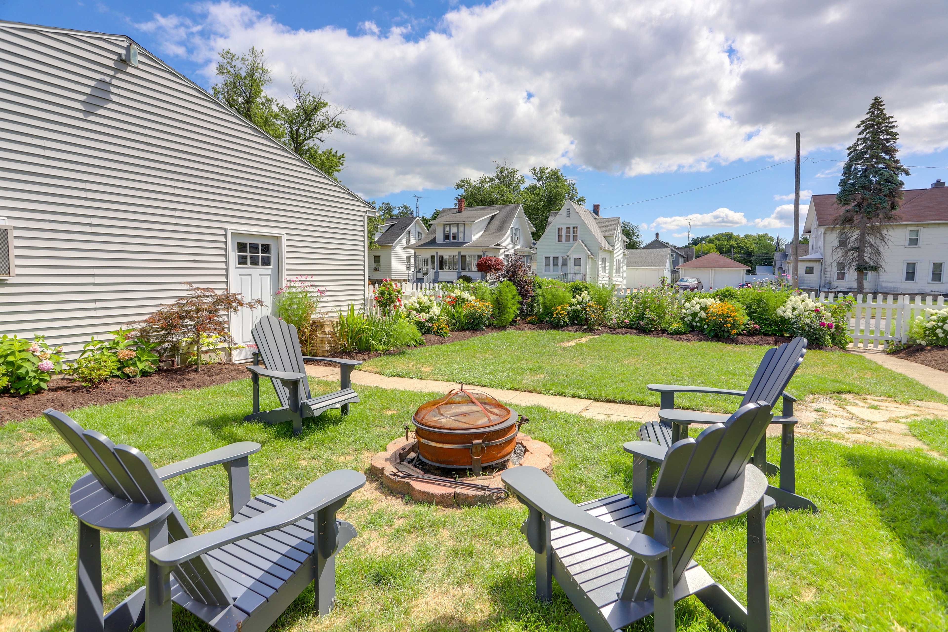 Fenced Backyard | Wood-Burning Fire Pit | Garden | Walk to Beach