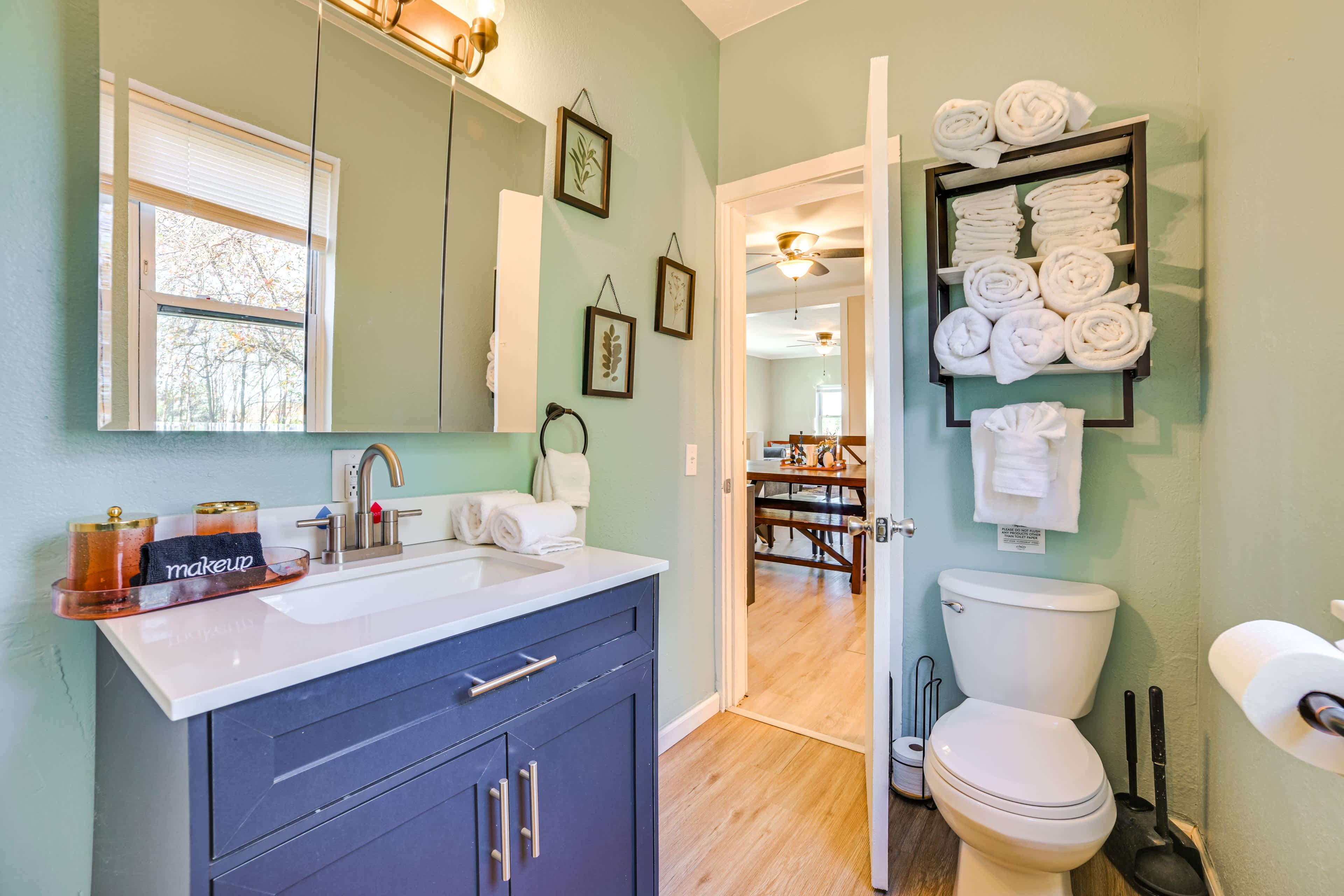 Full Bathroom | 1st Floor | Towels Provided
