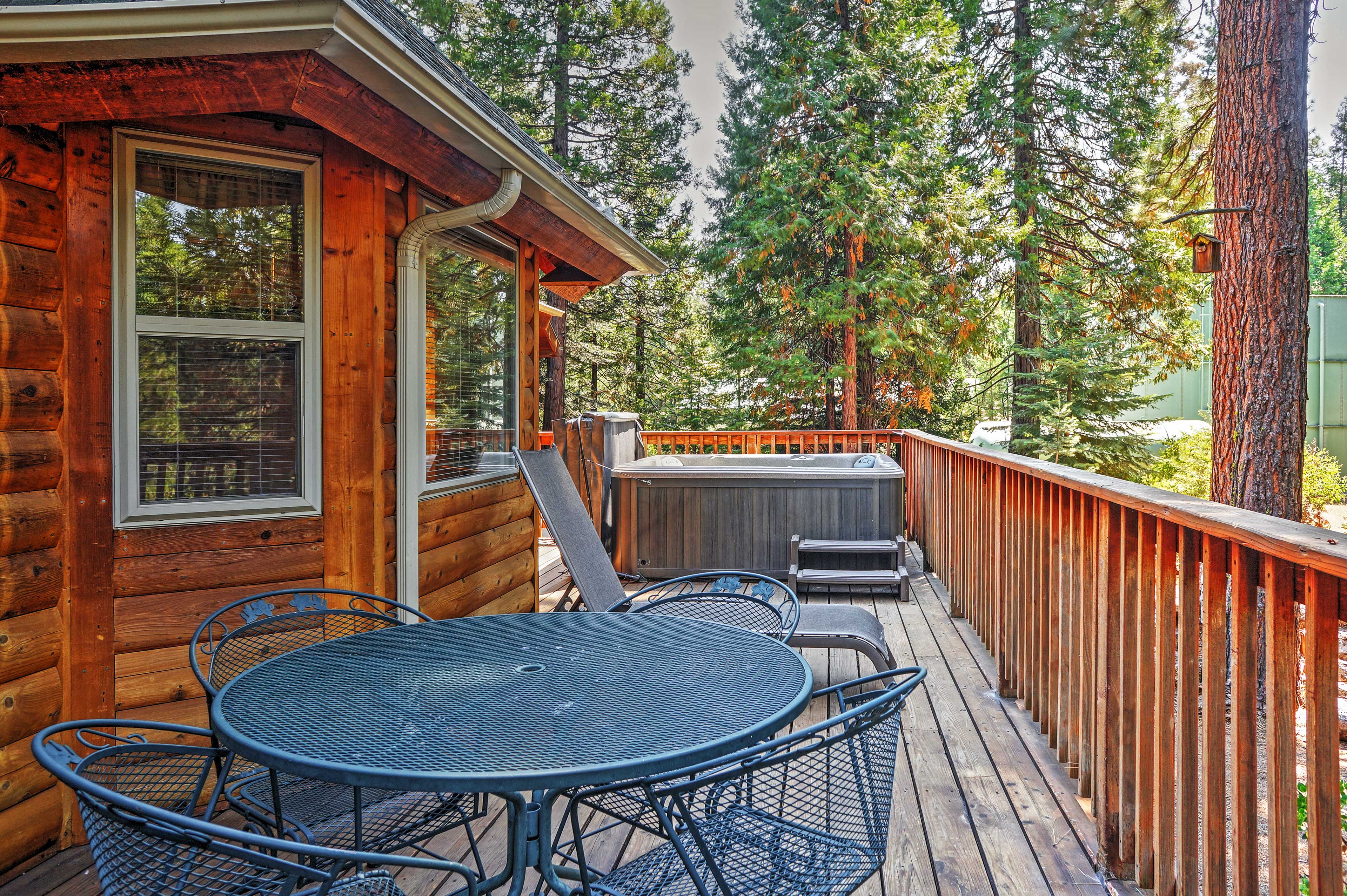 Shaver Lake Cabin w/ Hot Tub, Deck & Trail Access! Evolve
