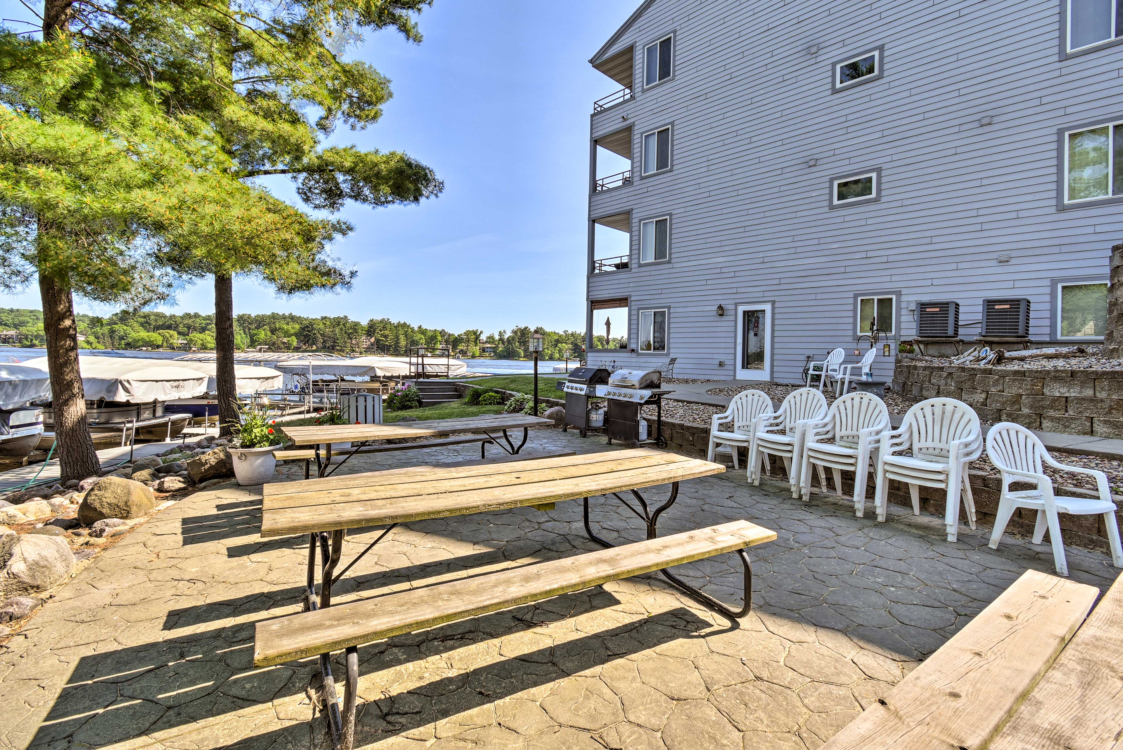 Waterfront Lake Delton Condo w/ Pool & Spa Access! Evolve