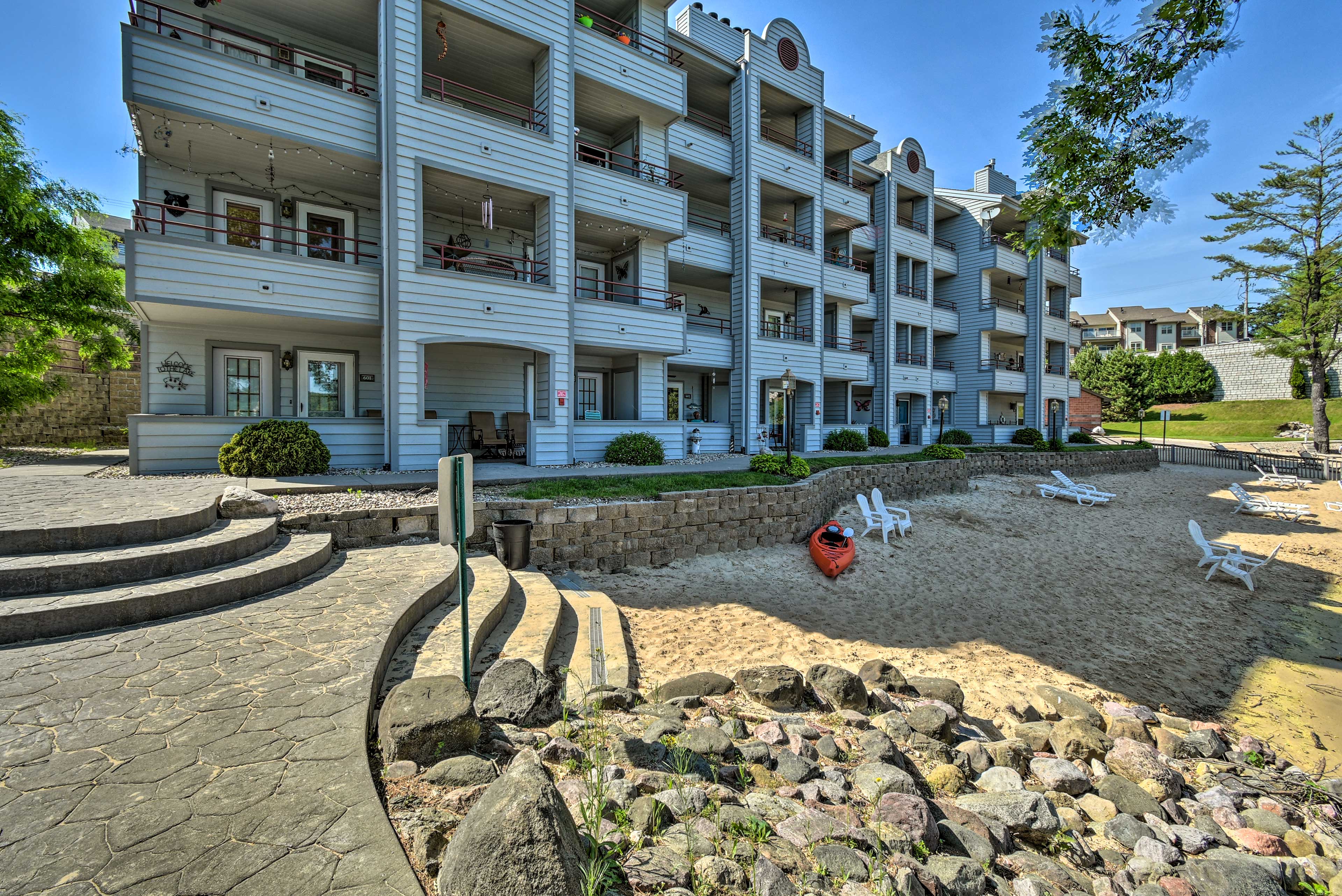 Waterfront Lake Delton Condo w/ Pool & Spa Access! Evolve