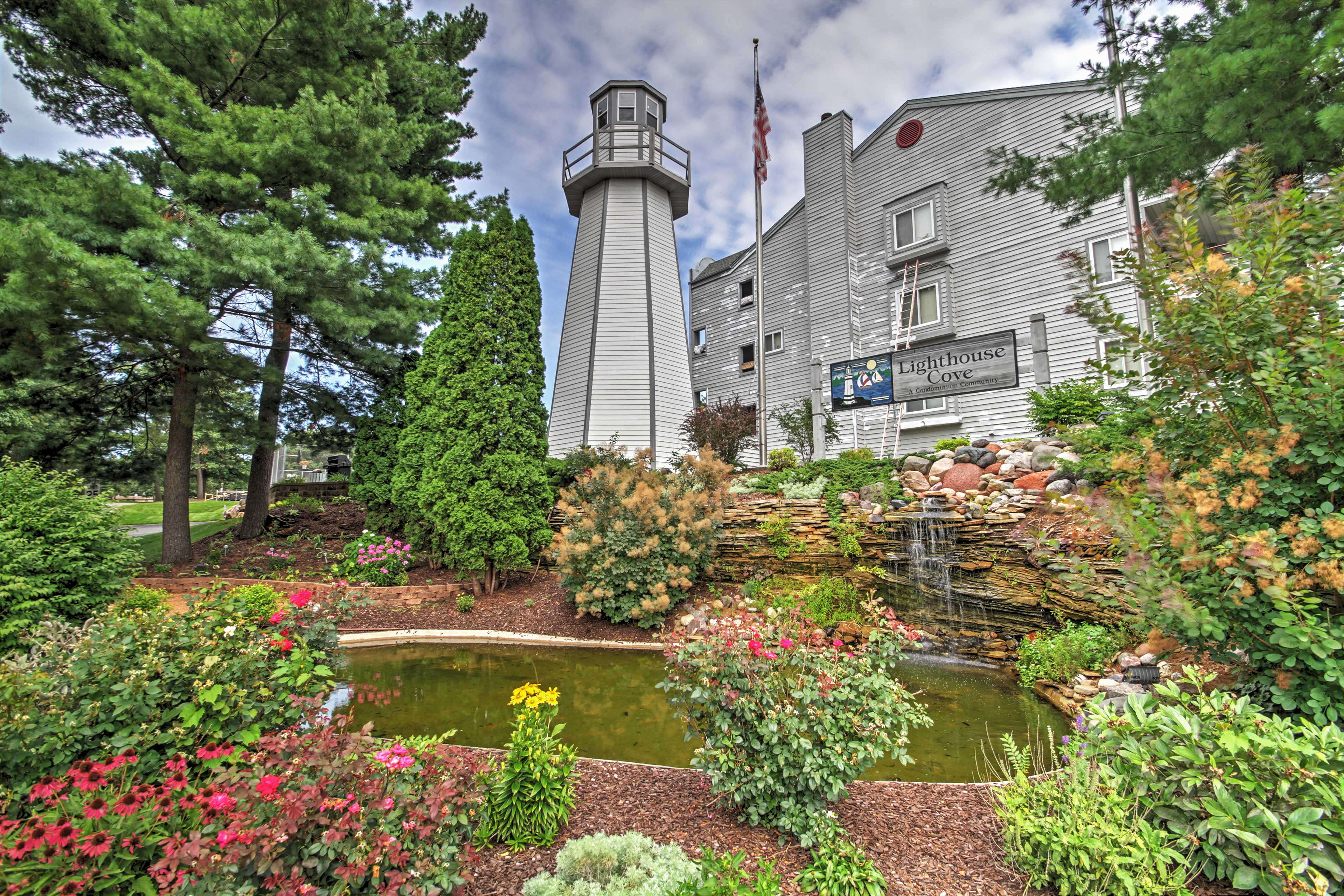 Waterfront Lake Delton Condo w/ Pool & Spa Access! Evolve