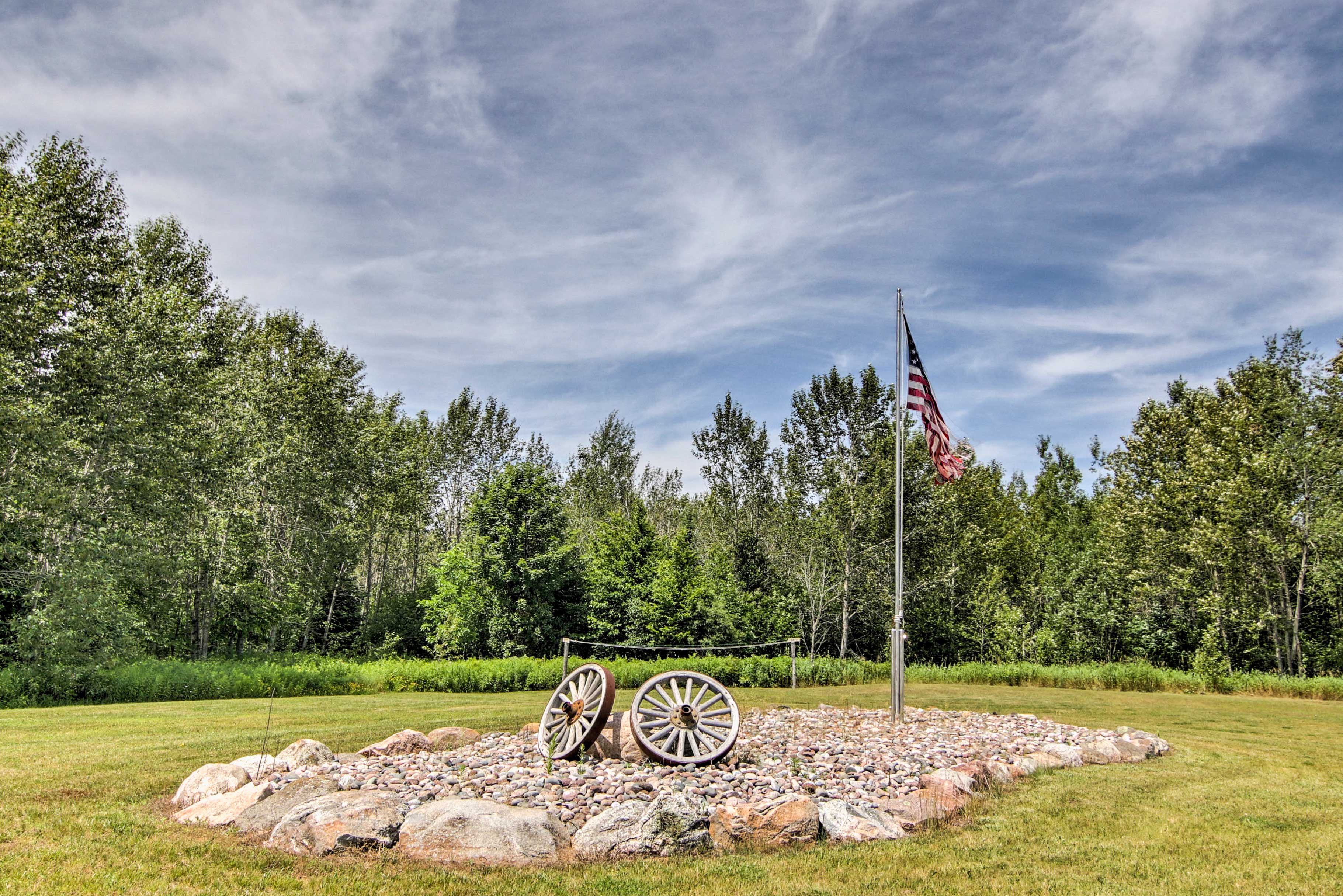 Rapid River Log Cabin w/Loft on 160 Scenic Acres! Evolve