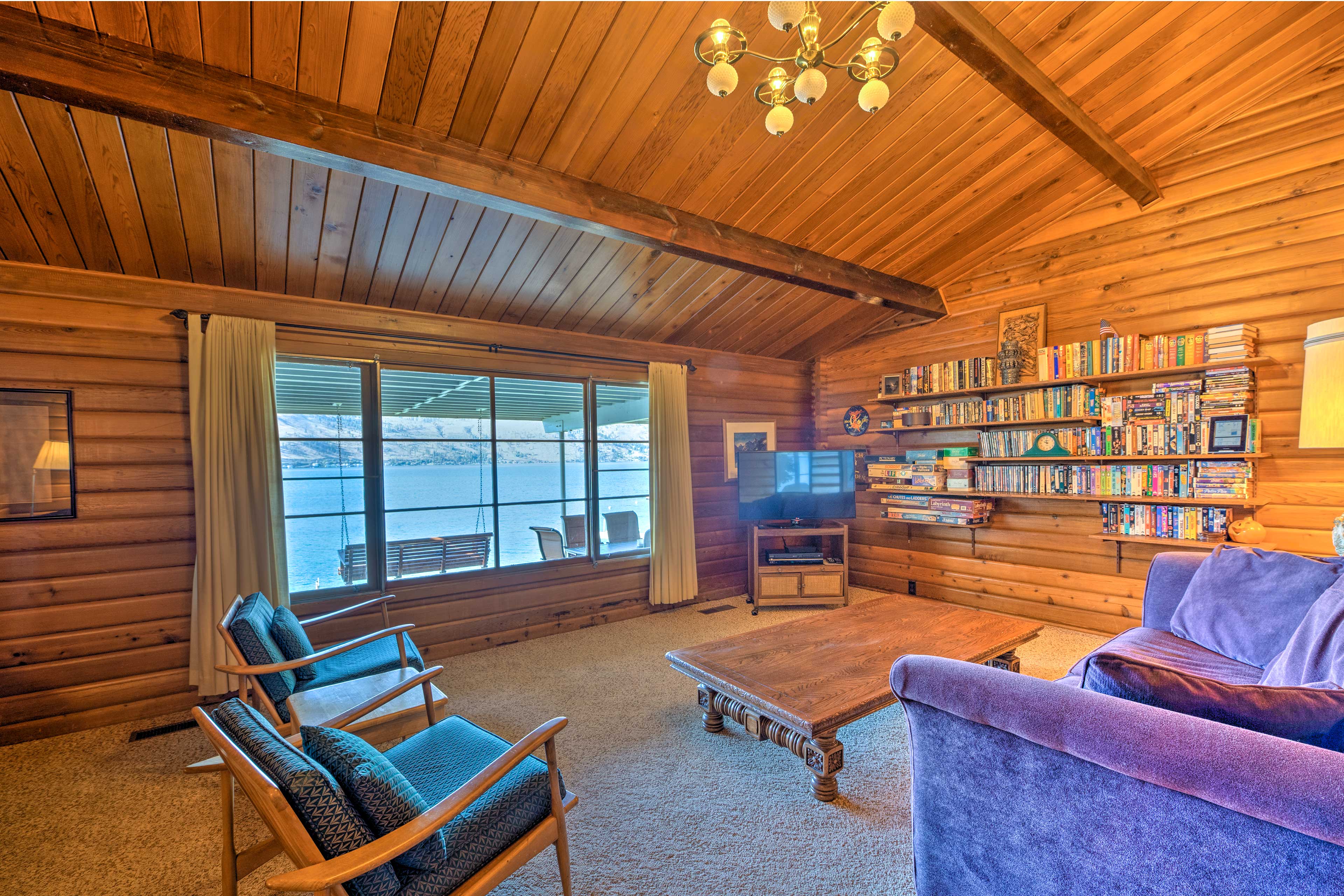 Waterfront Manson Cabin on Lake Chelan w/ Deck! Evolve