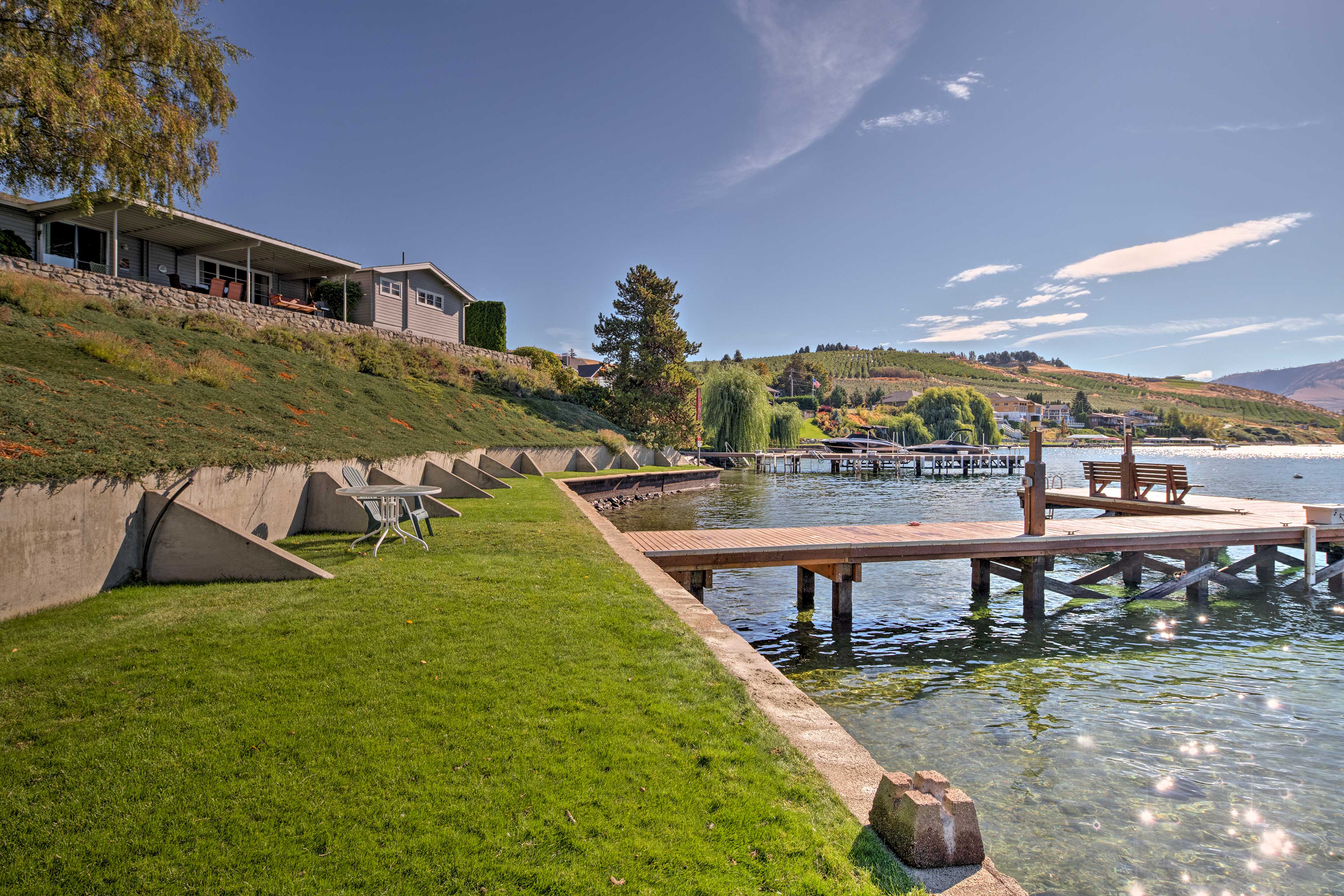 Waterfront Manson Cabin on Lake Chelan w/ Deck! Evolve