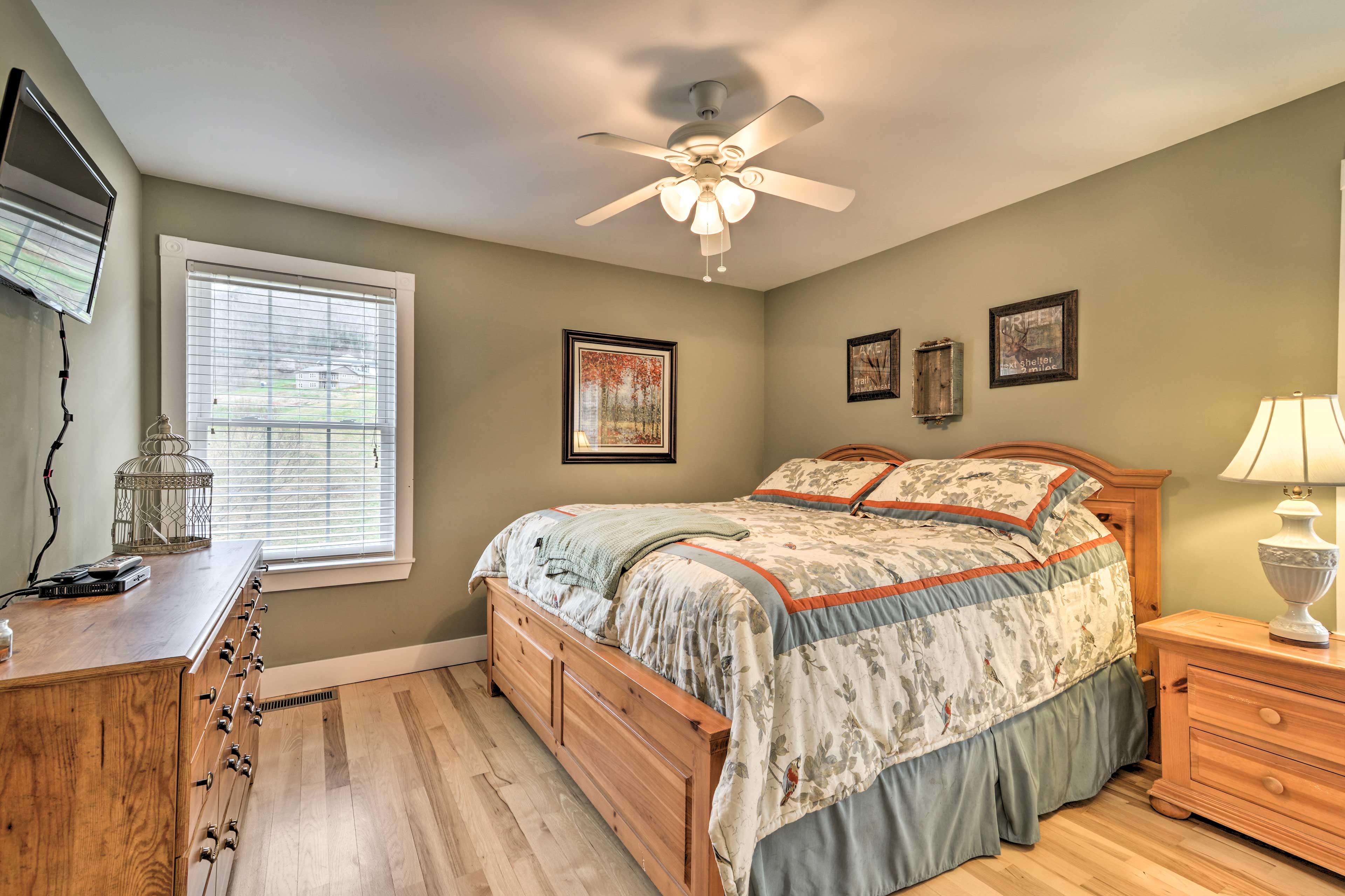 Franklin Escape w/ Decks, Grill, & Mtn Views! Evolve