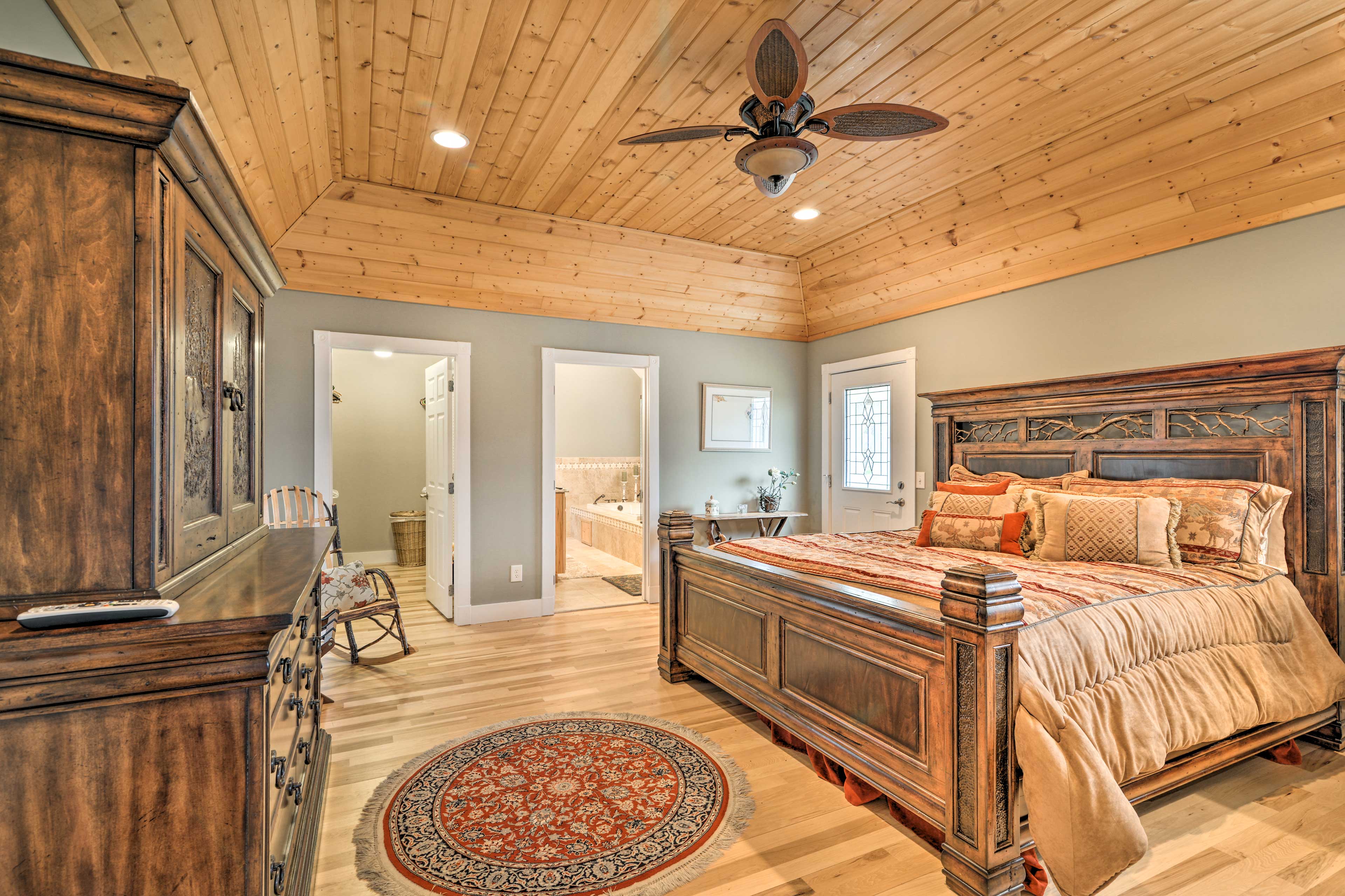 Franklin Escape w/ Decks, Grill, & Mtn Views! Evolve