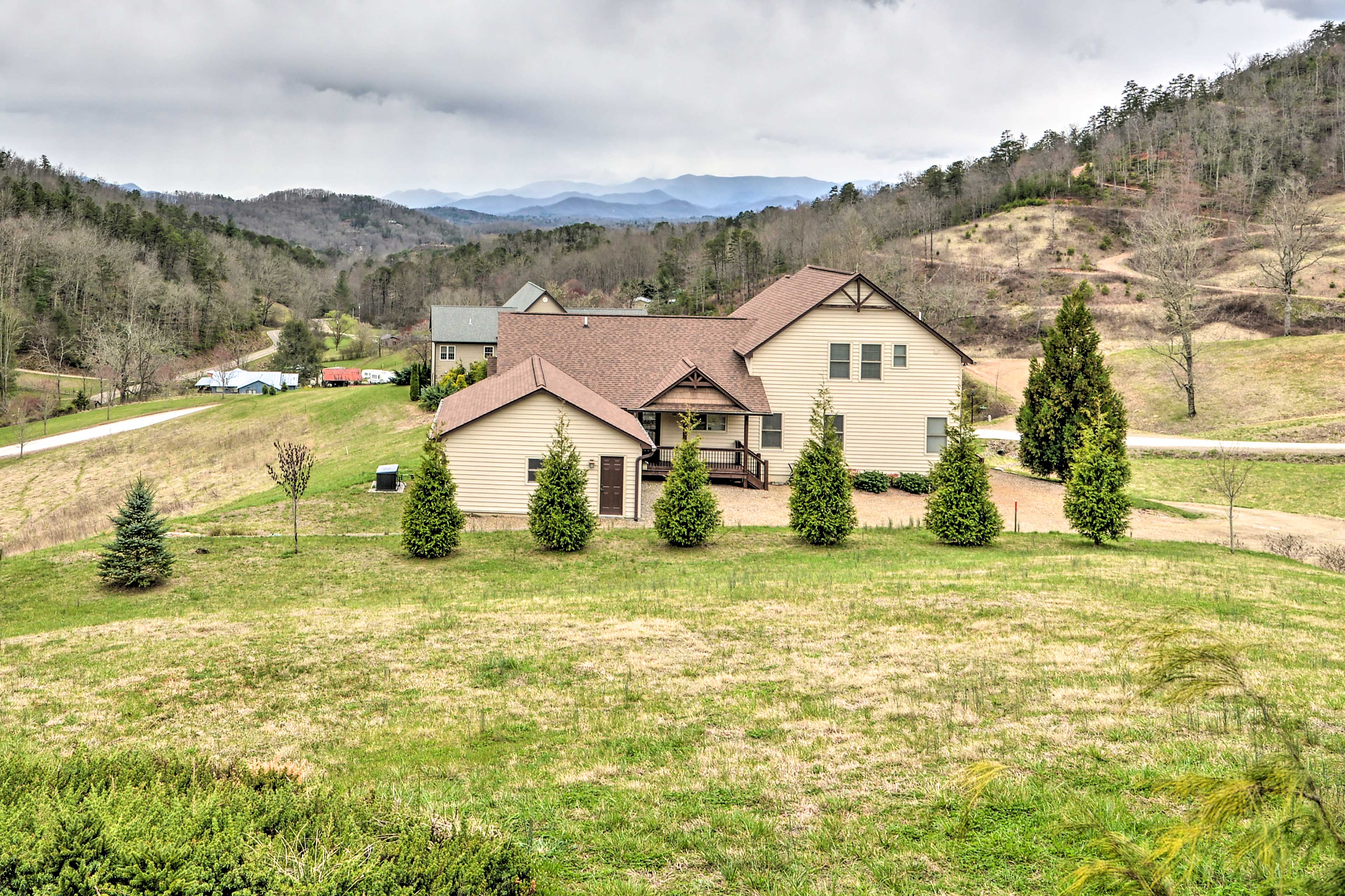 Franklin Escape w/ Decks, Grill, & Mtn Views! Evolve