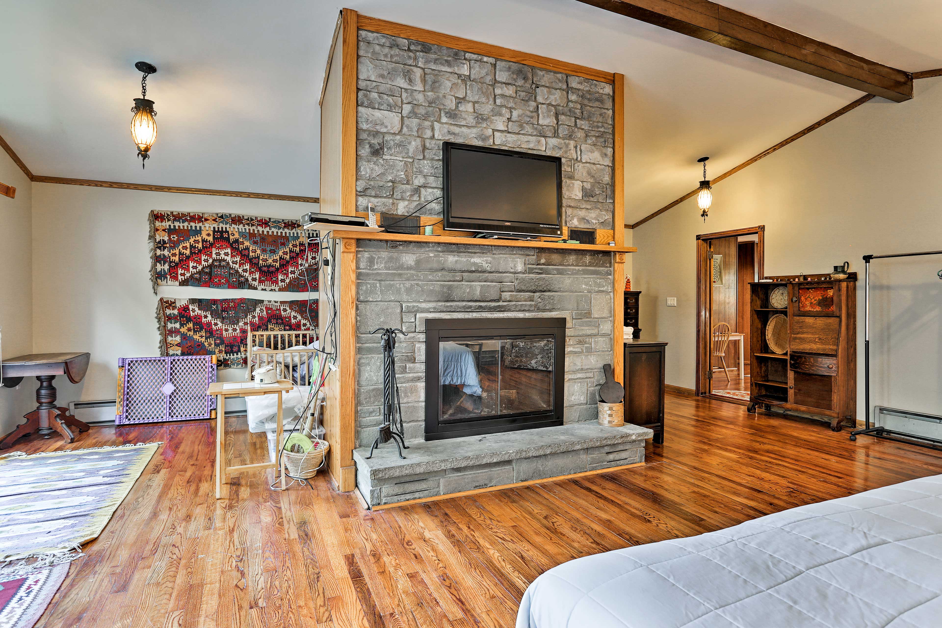 Wawayanda House on 62 Acres Multiple Fireplaces! Middletown, NY