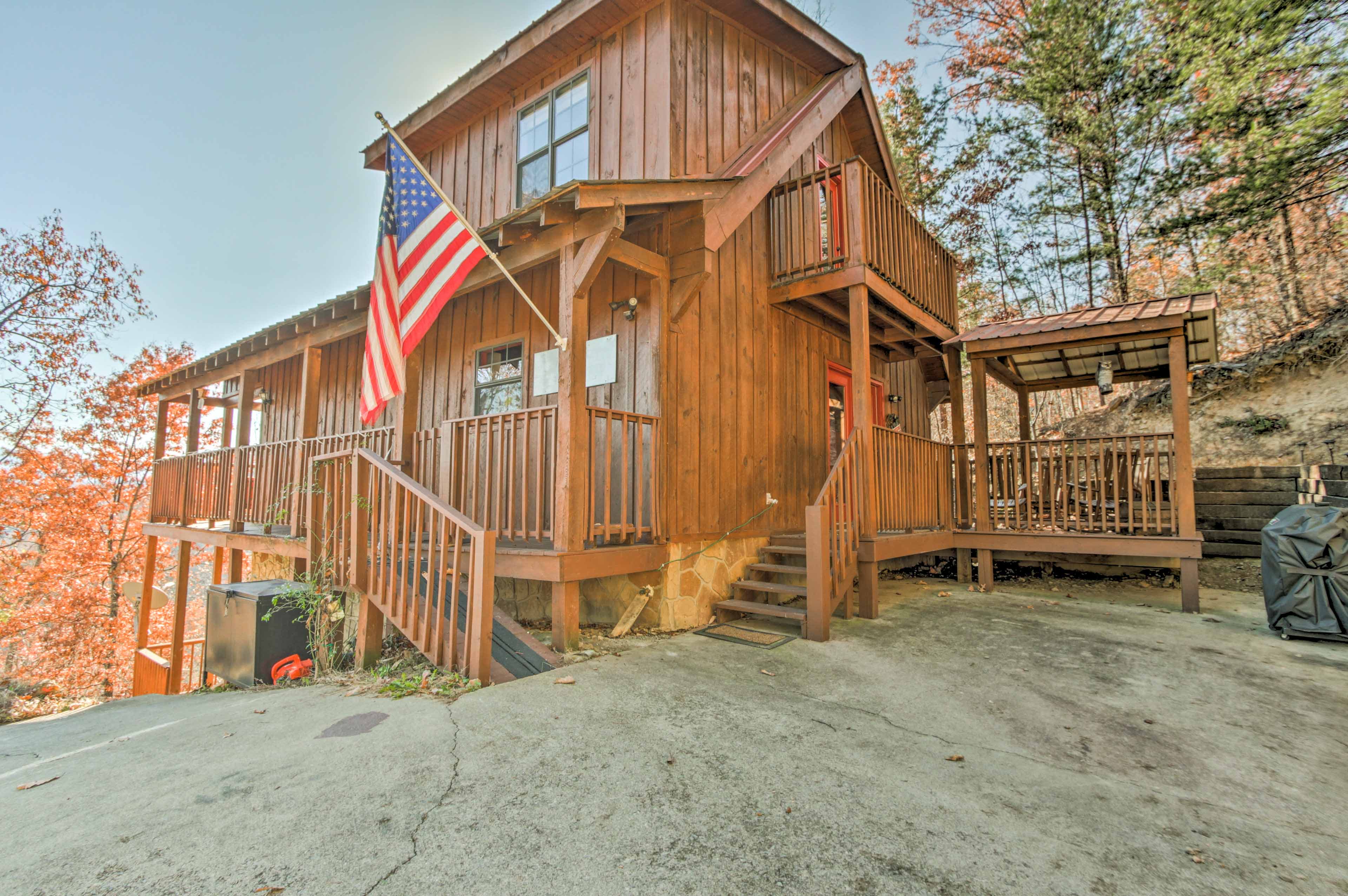 Above & Beyond Pigeon Cabin w/ Prime Views! Evolve